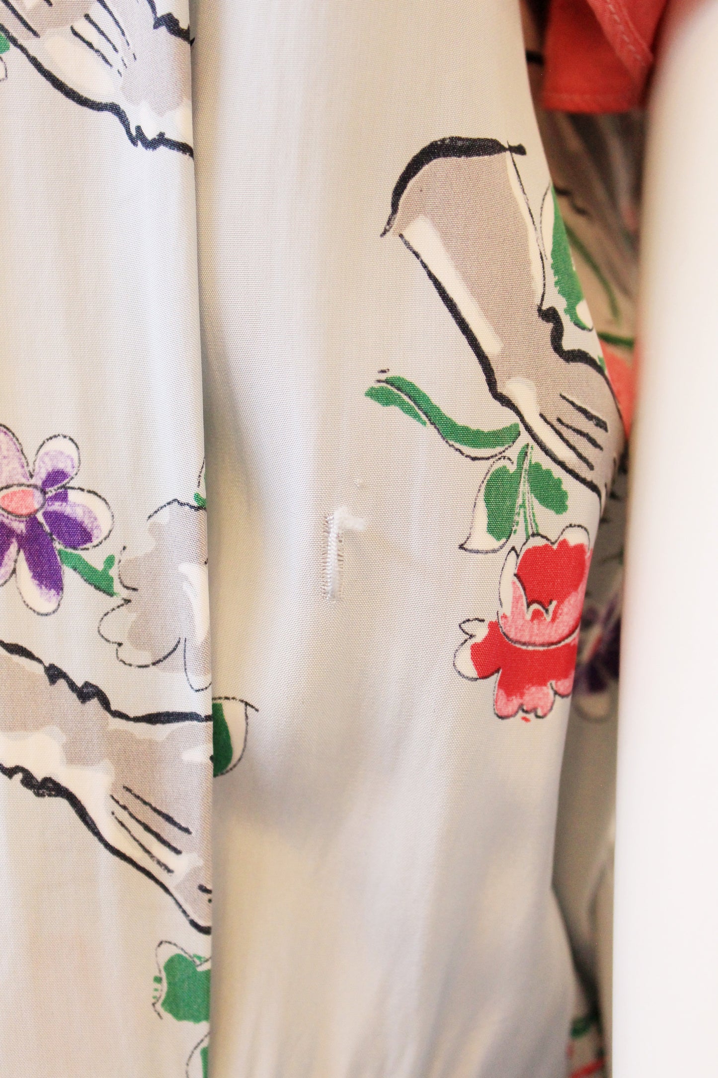 1940s Novelty Glove Floral Print Short Sleeve Grey Robe With Pink Ruffles, Small