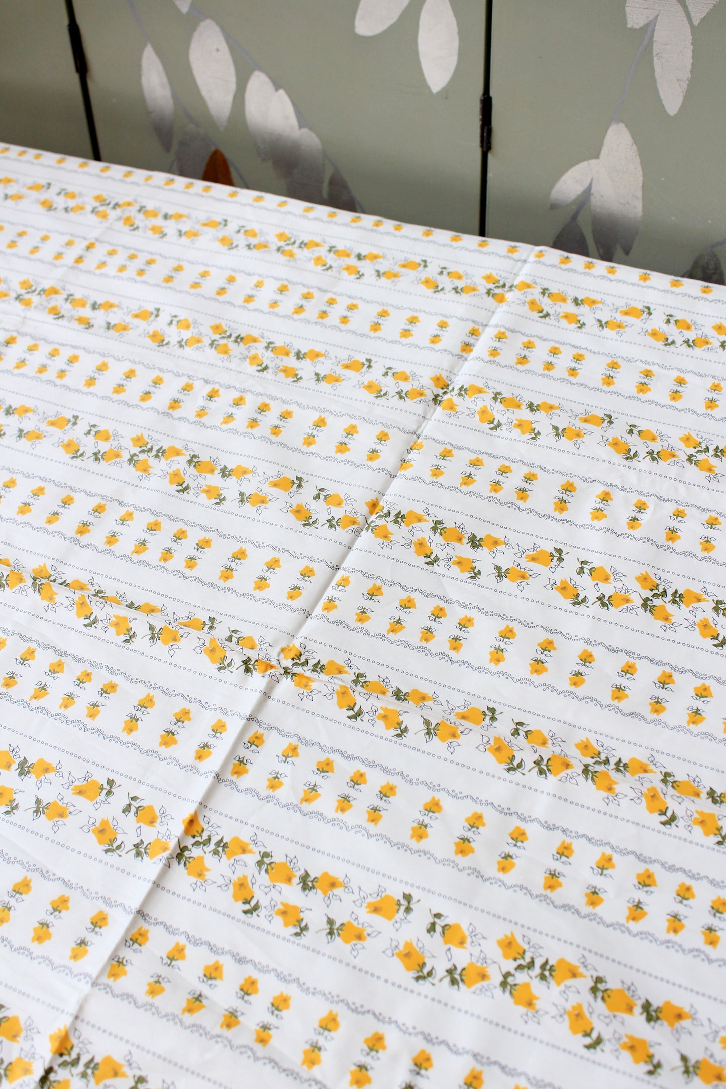 1950s White And Yellow Flower Lines Floral Cotton Fabric, 6.2 Yards