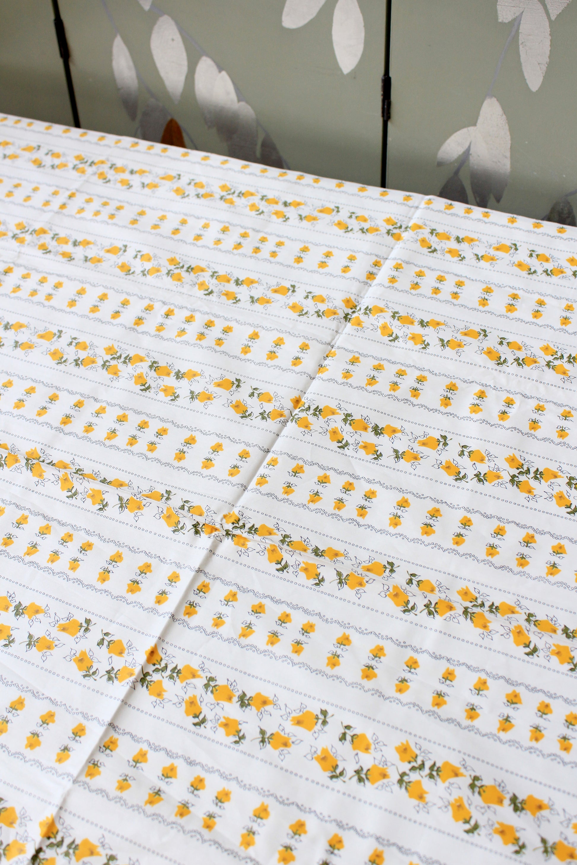 1950s White And Yellow Flower Lines Floral Cotton Fabric, 6.2 Yards