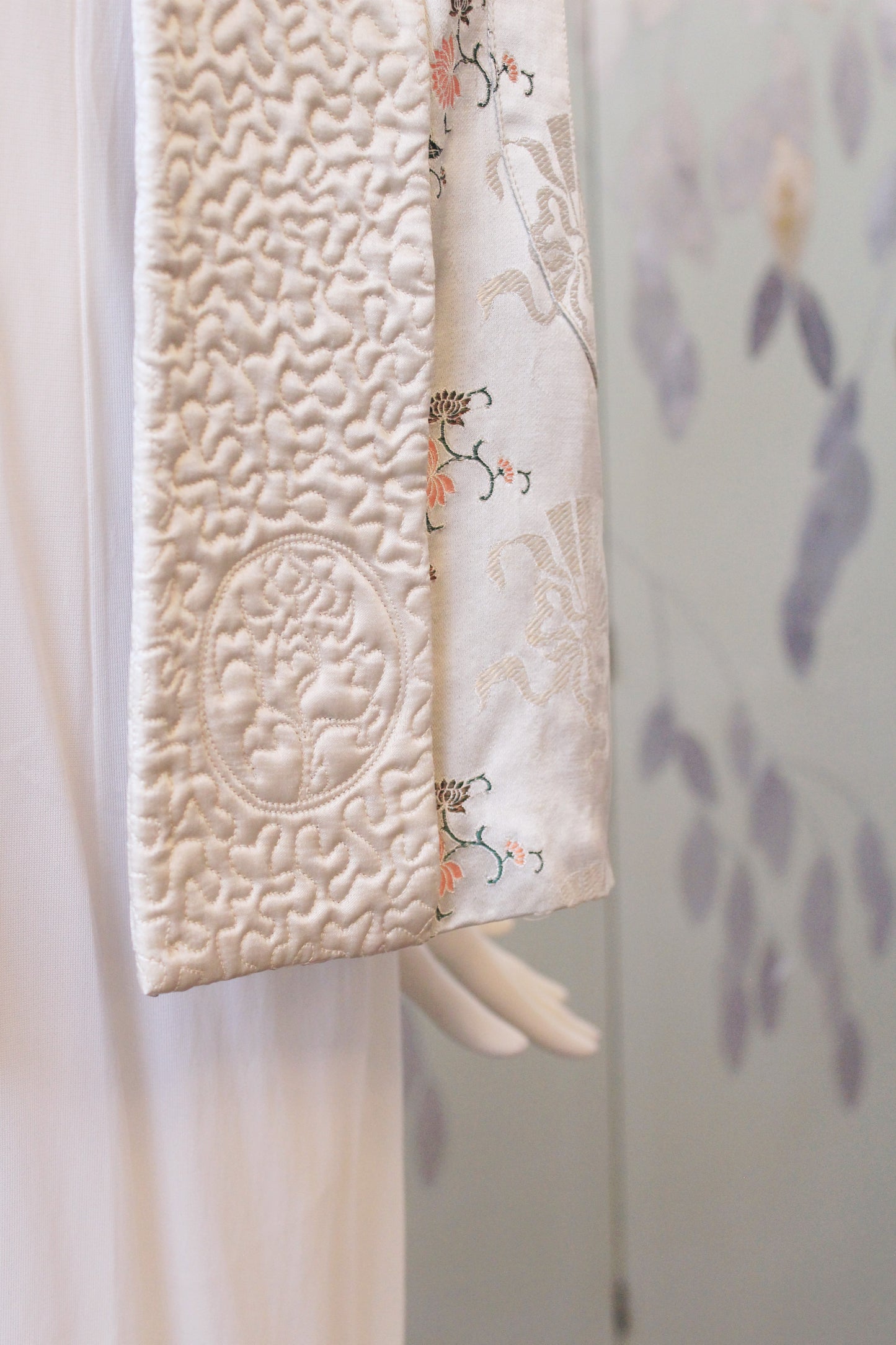 1950s Cream Structured Silk Robe With Chinese Fan And Lotus Flowers Pattern, Small