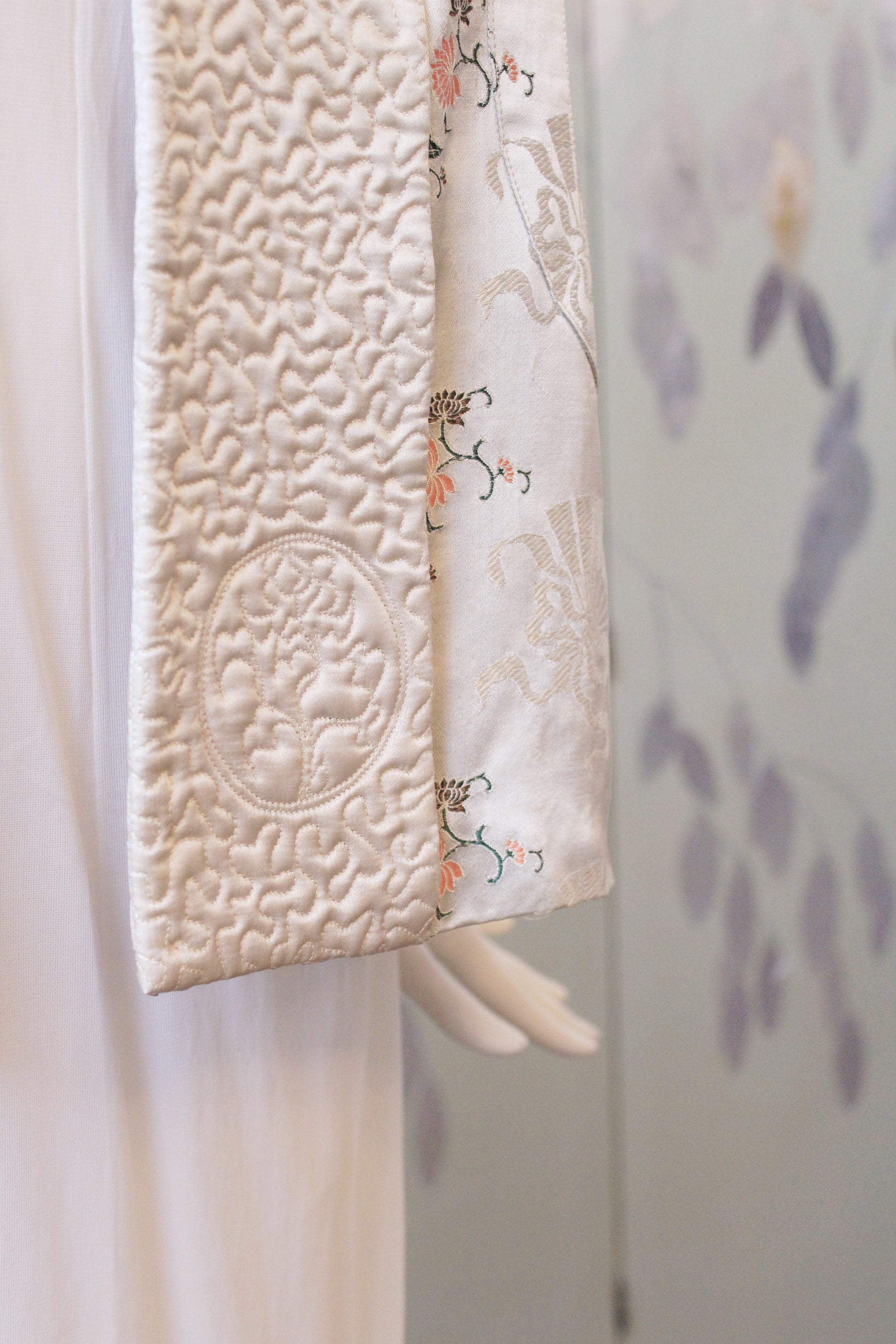 1950s Cream Structured Silk Robe With Chinese Fan And Lotus Flowers Pattern, Small