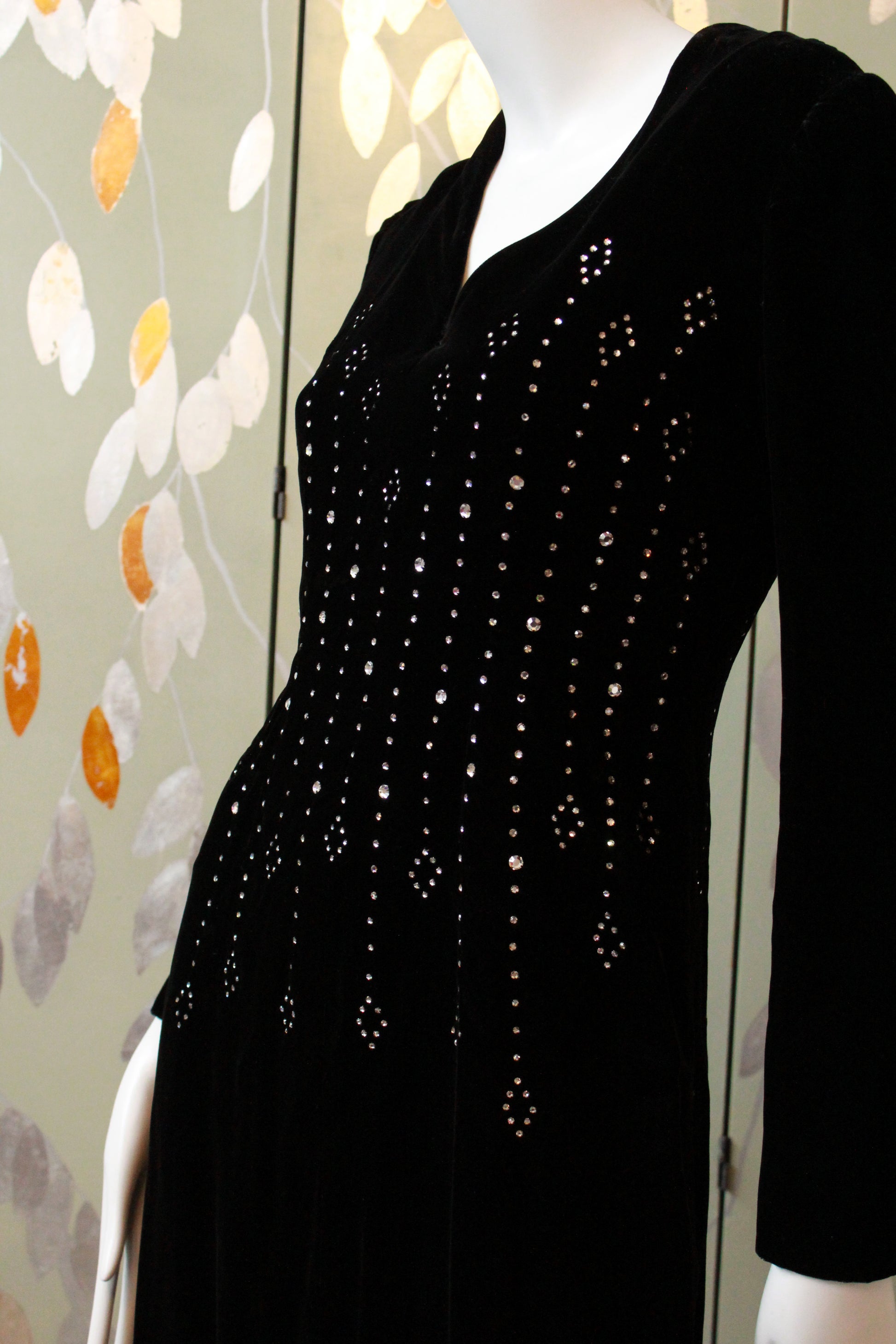 Vintage 1990s Oscar De La Renta Black Velvet Bedazzled Long Sleeve Eve – Ian Drummond Vintage Vintage 1990s Oscar De La Renta Black Velvet Bedazzled Long Sleeve Eve – Ian Drummond Vintage