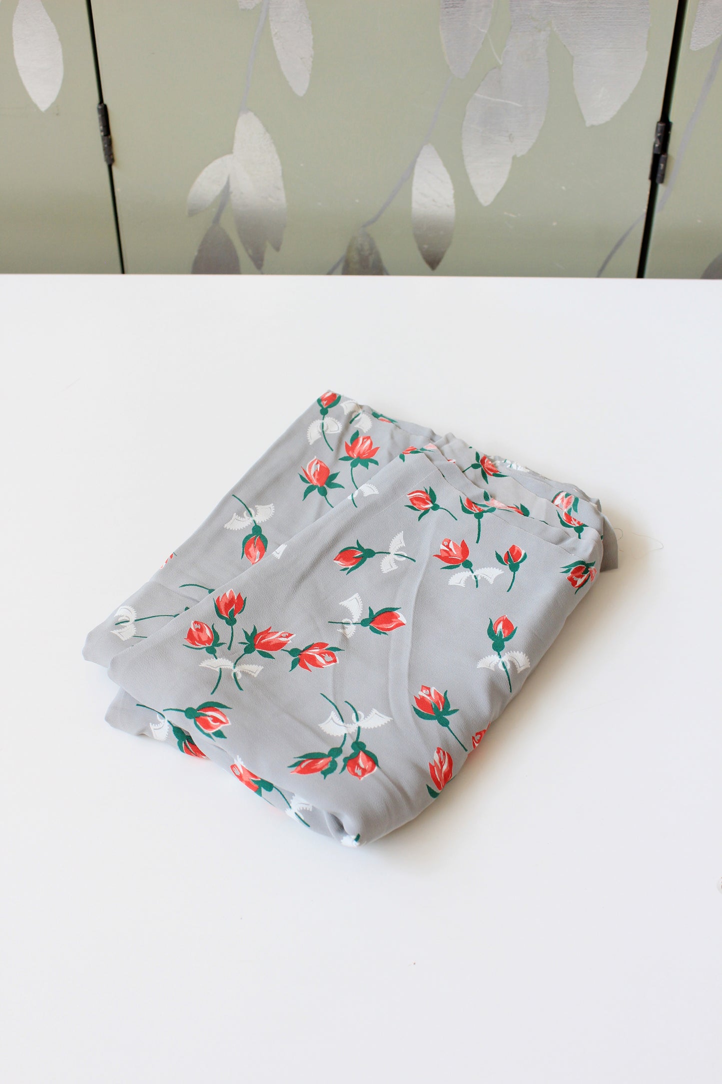 1940s Coral Tulips On Grey Rayon Summer Sewing Fabric, 2.8 Yards