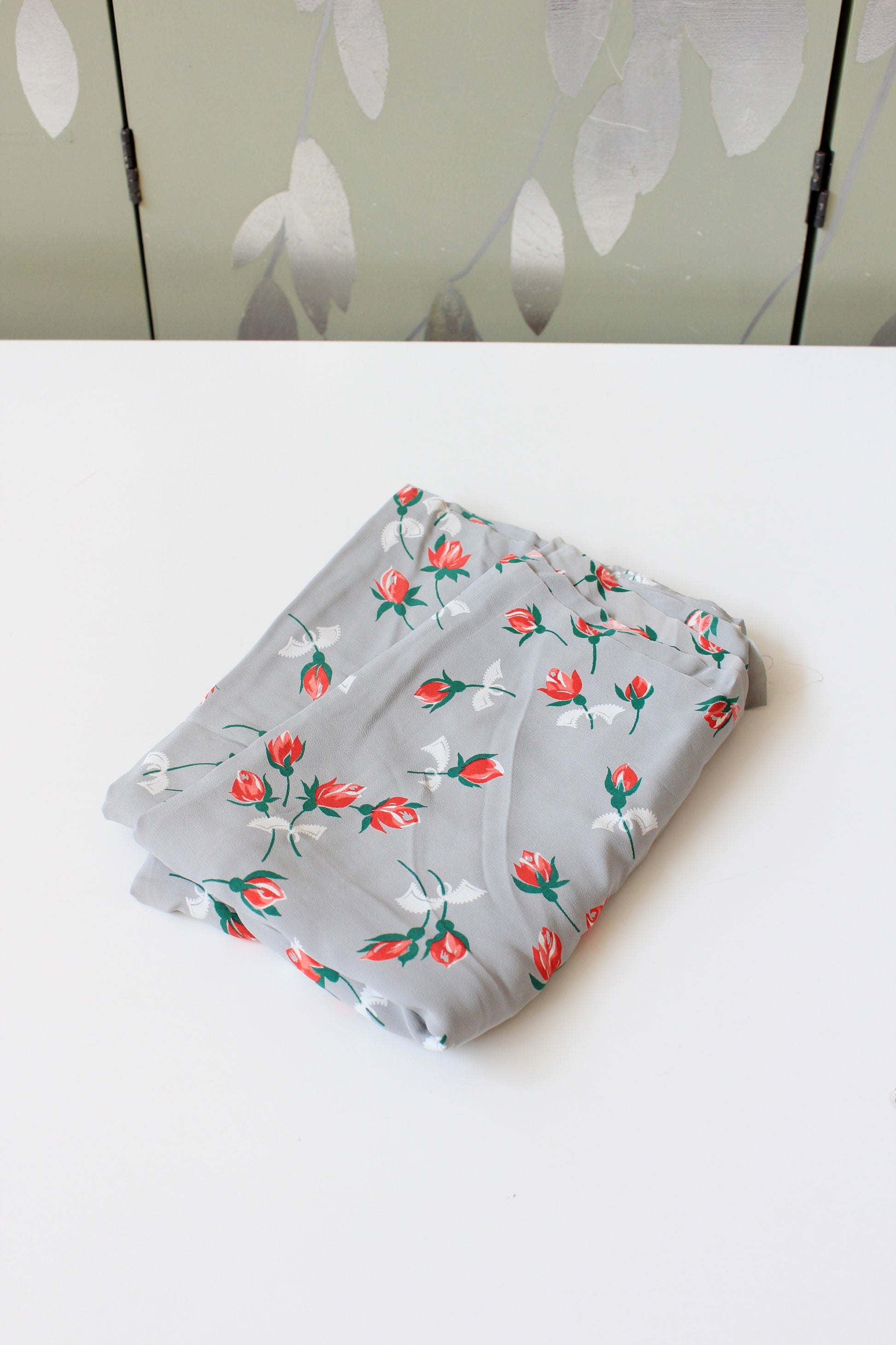 1940s Coral Tulips On Grey Rayon Summer Sewing Fabric, 2.8 Yards