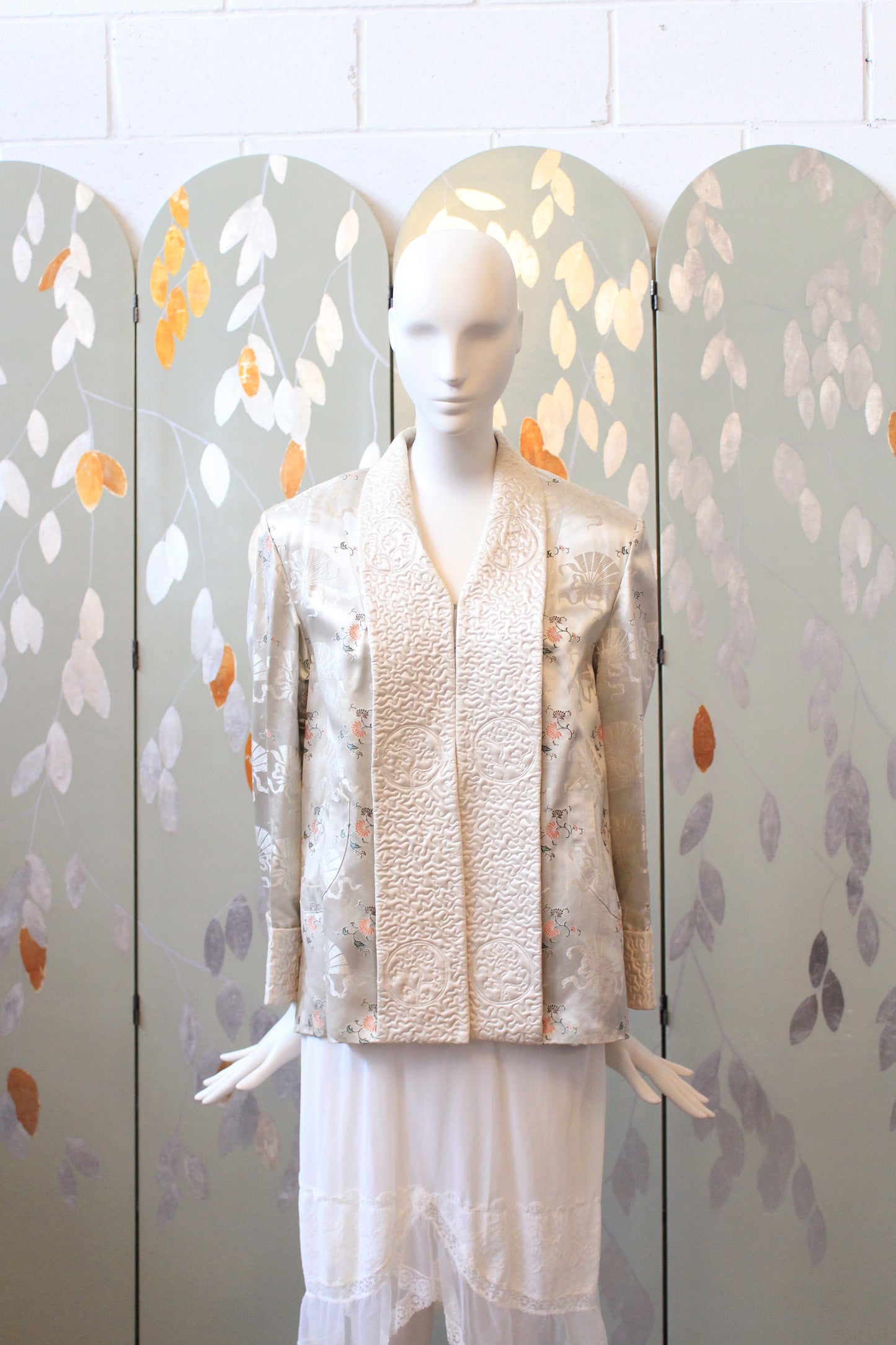 1950s Cream Structured Silk Robe With Chinese Fan And Lotus Flowers Pattern, Small