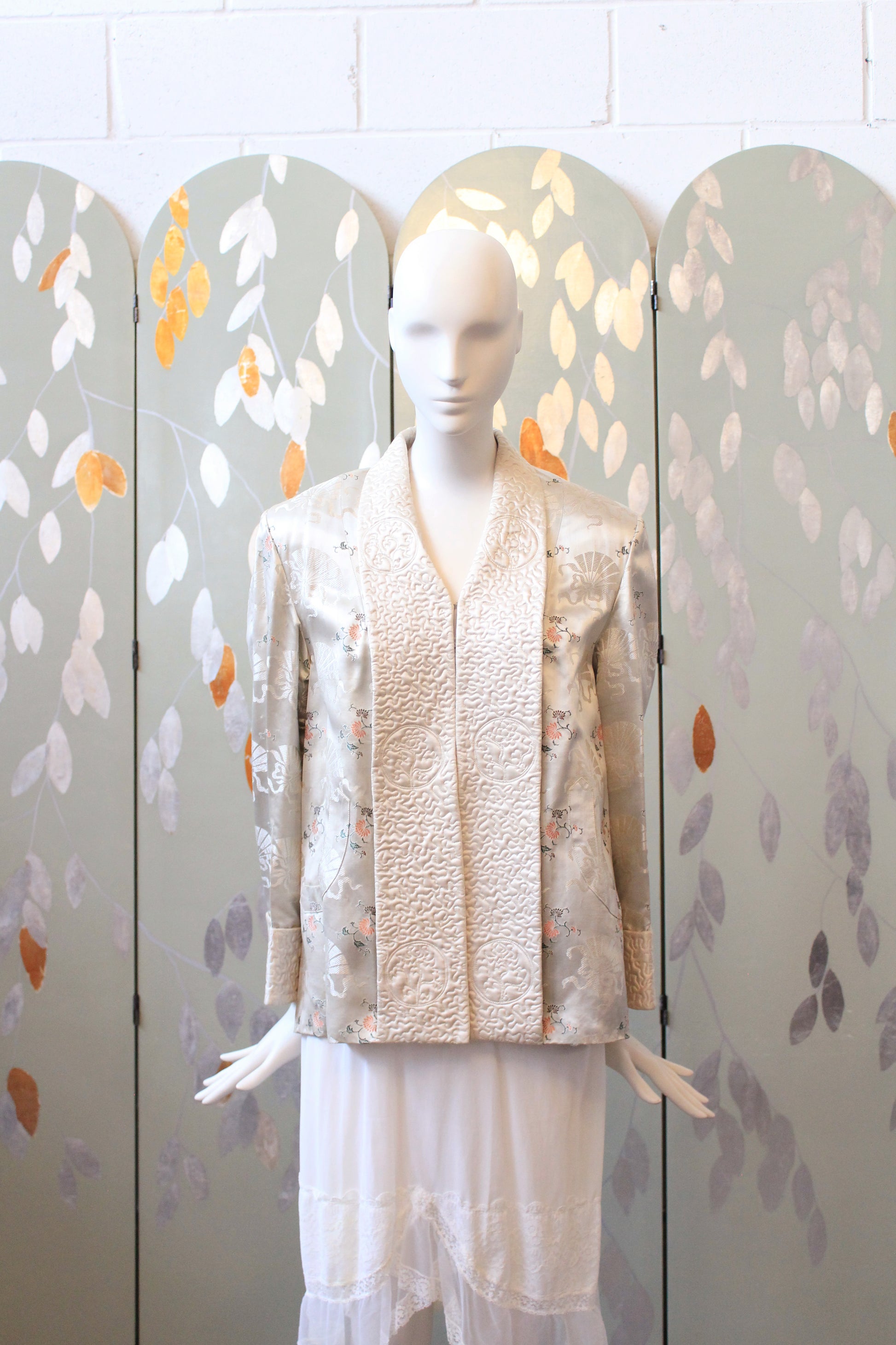 1950s Cream Structured Silk Robe With Chinese Fan And Lotus Flowers Pattern, Small