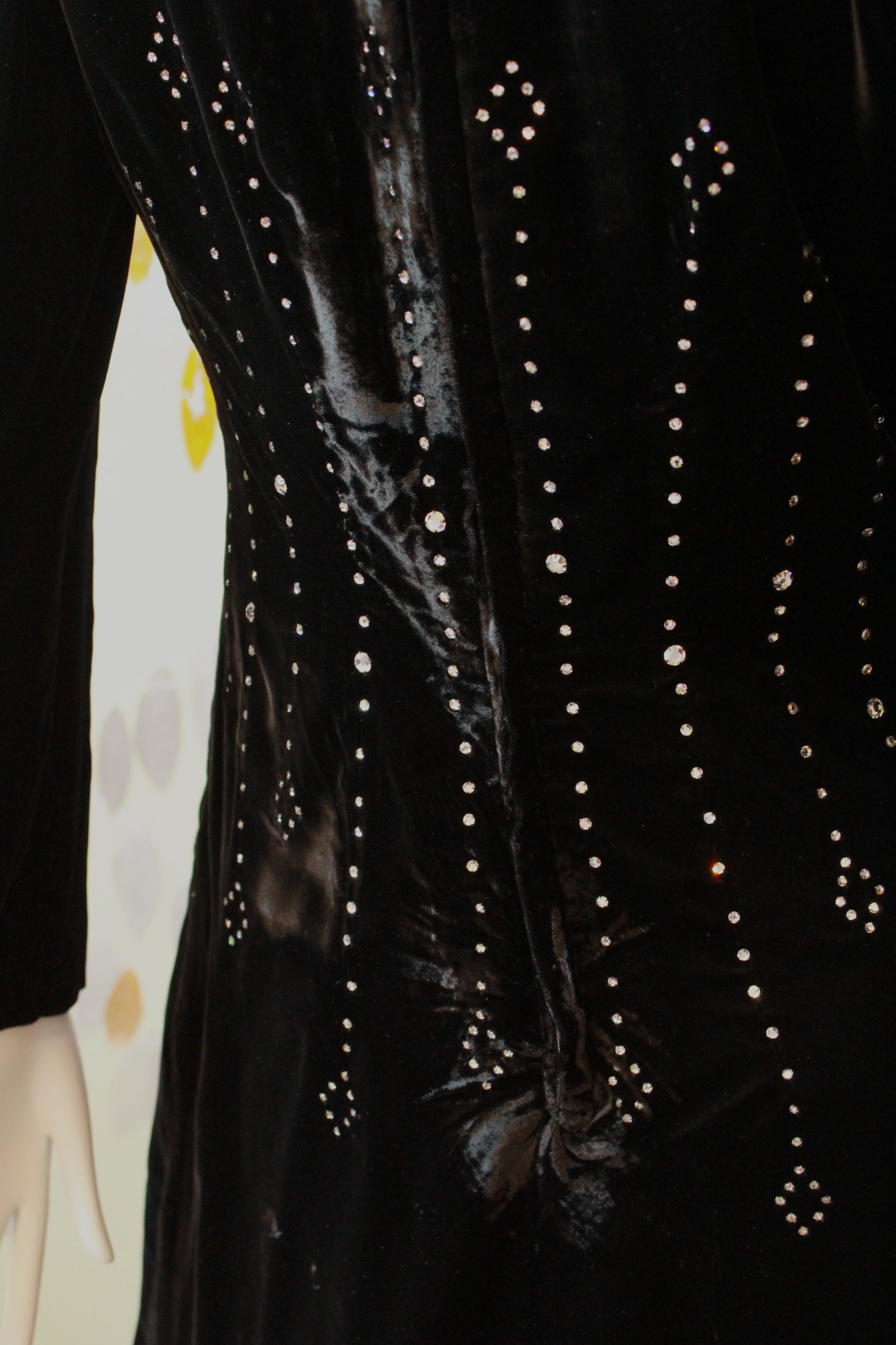 Vintage 1990s Oscar De La Renta Black Velvet Bedazzled Long Sleeve Eve – Ian Drummond Vintage Vintage 1990s Oscar De La Renta Black Velvet Bedazzled Long Sleeve Eve – Ian Drummond Vintage