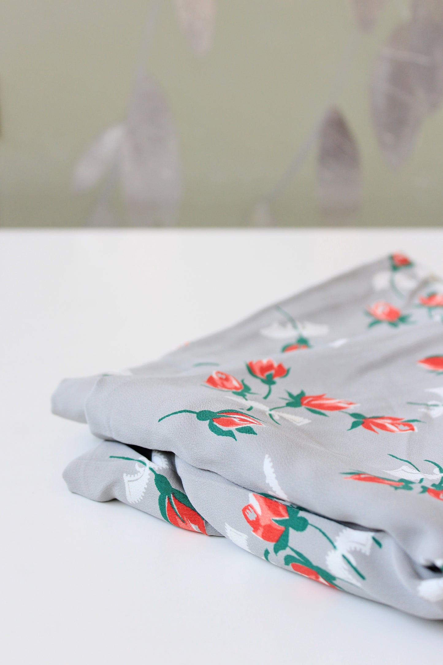 1940s Coral Tulips On Grey Rayon Summer Sewing Fabric, 2.8 Yards