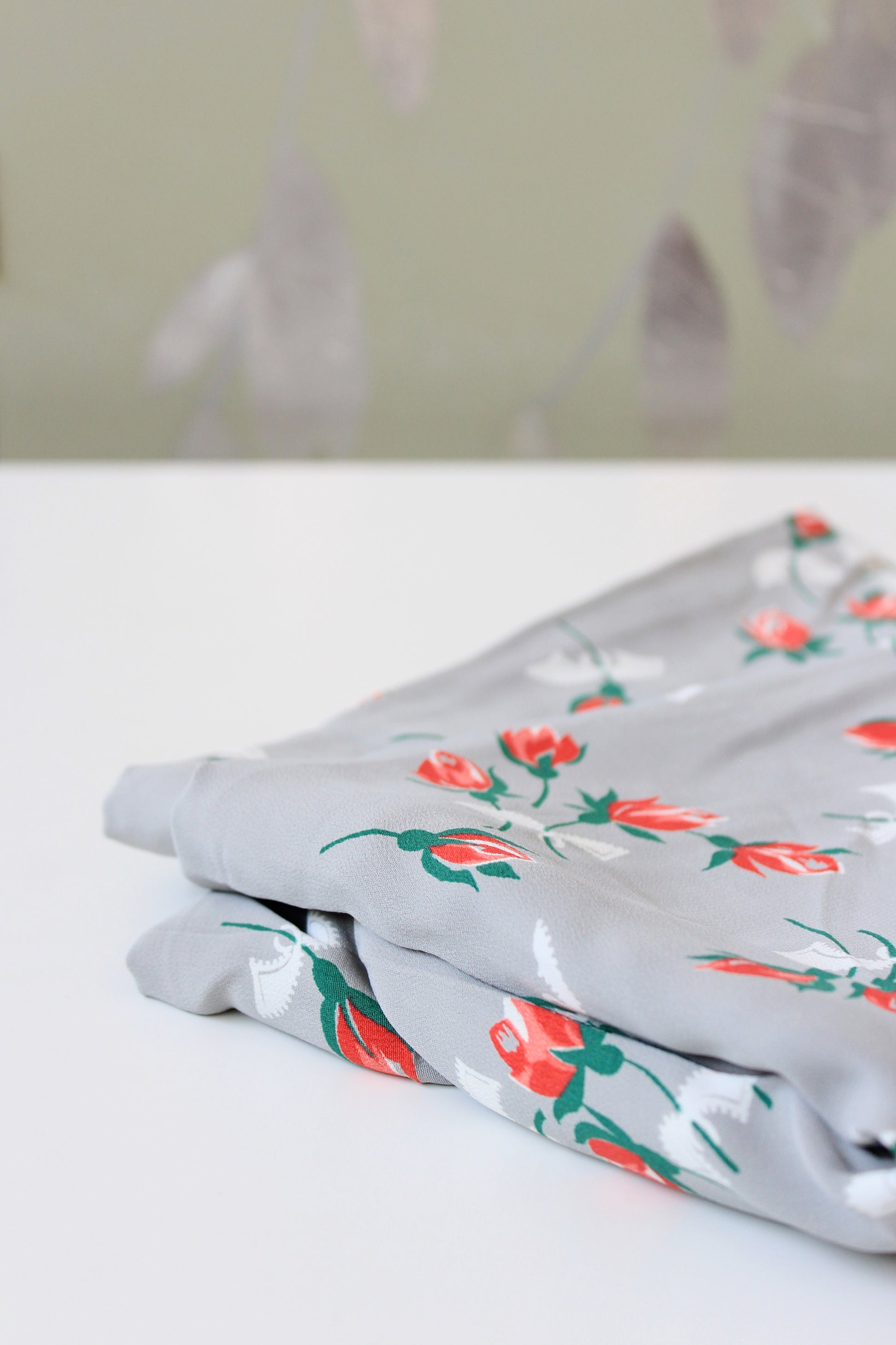 1940s Coral Tulips On Grey Rayon Summer Sewing Fabric, 2.8 Yards