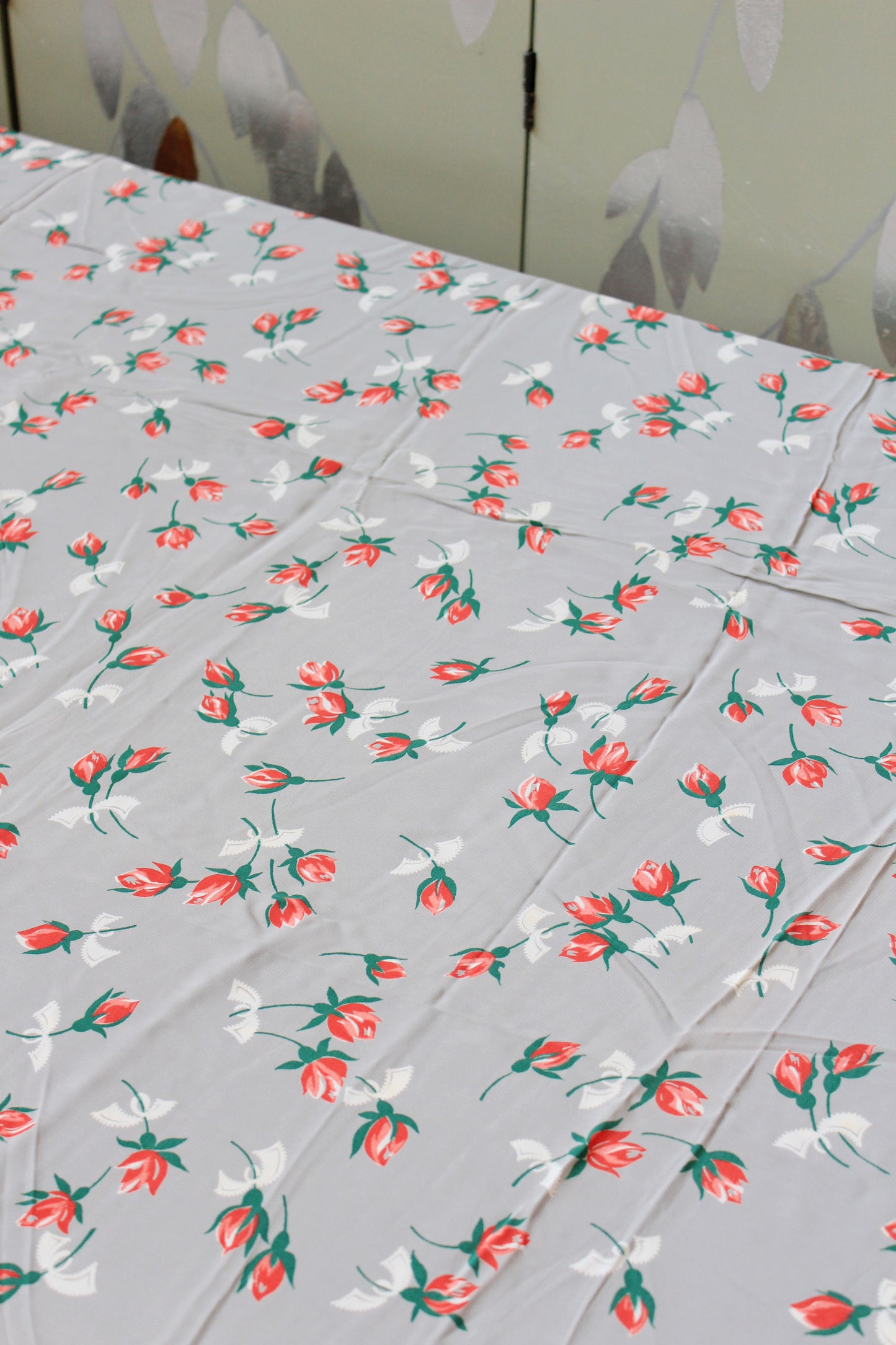 1940s Coral Tulips On Grey Rayon Summer Sewing Fabric, 2.8 Yards