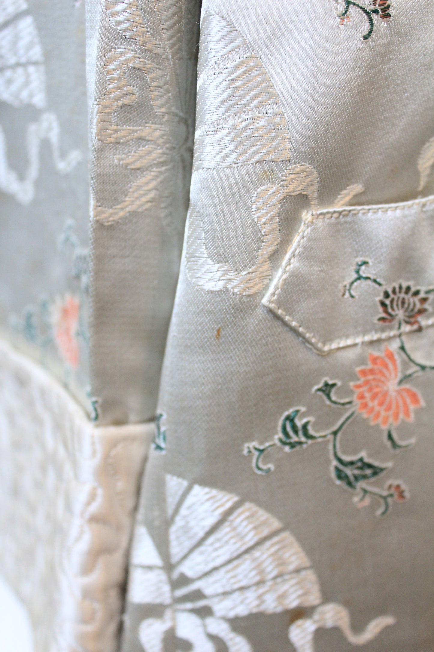 1950s Cream Structured Silk Robe With Chinese Fan And Lotus Flowers Pattern, Small