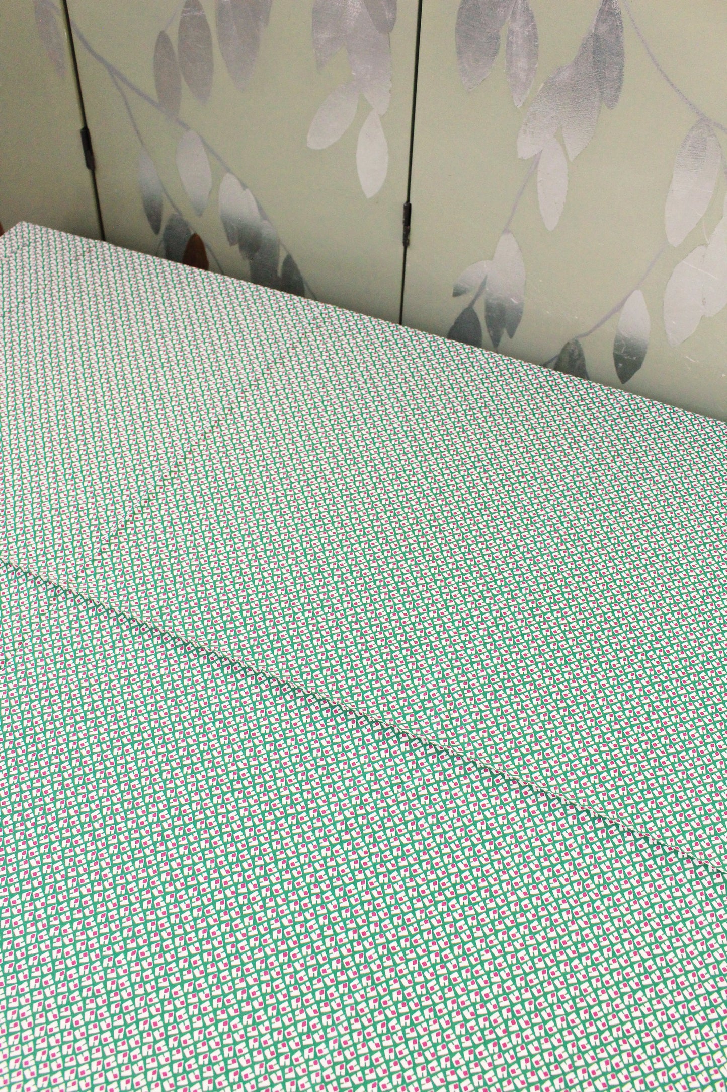 1940s Green And Purple Asymmetrical Print Rayon Sewing Fabric, 4 Yards