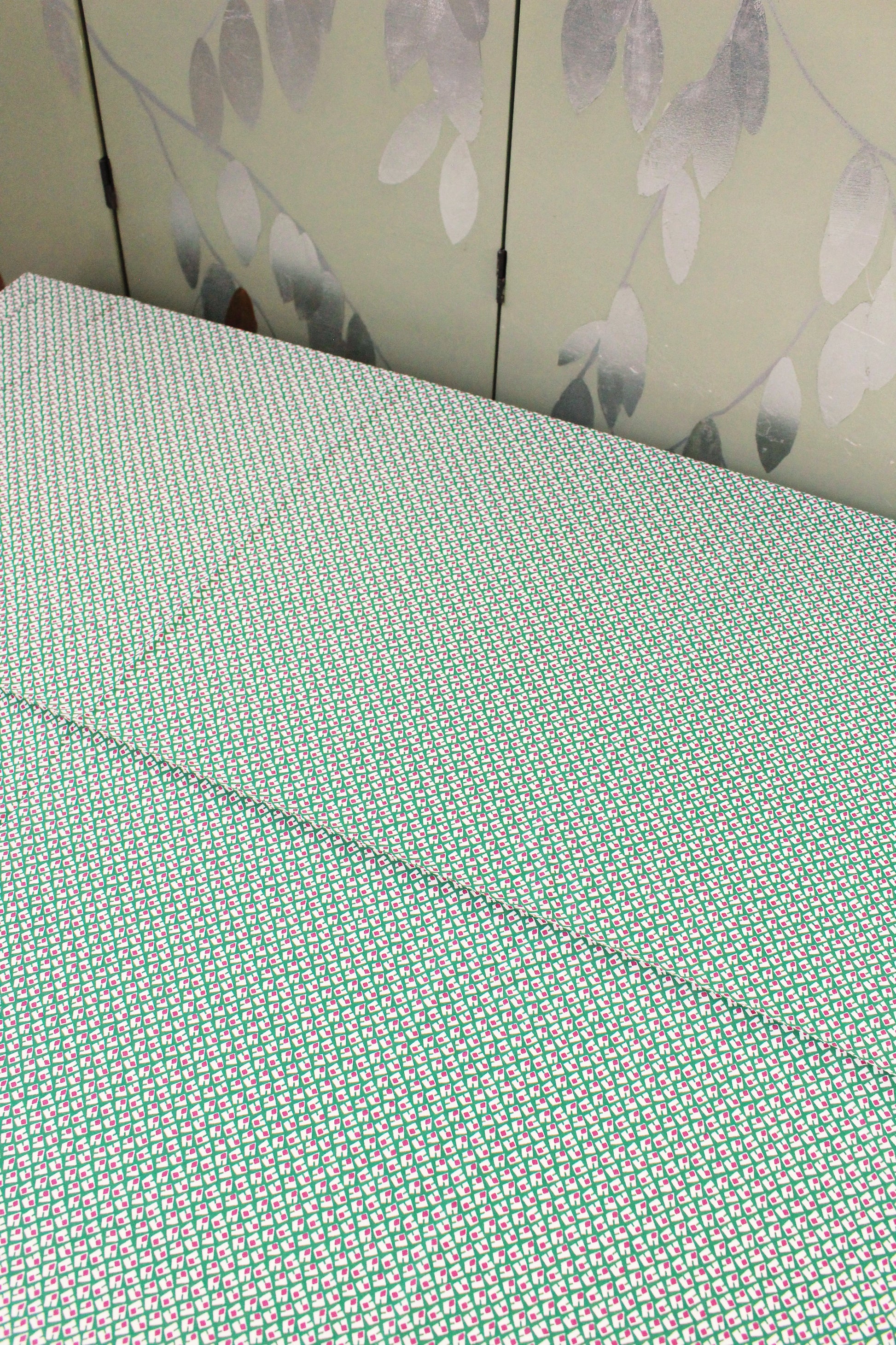 1940s Green And Purple Asymmetrical Print Rayon Sewing Fabric, 4 Yards