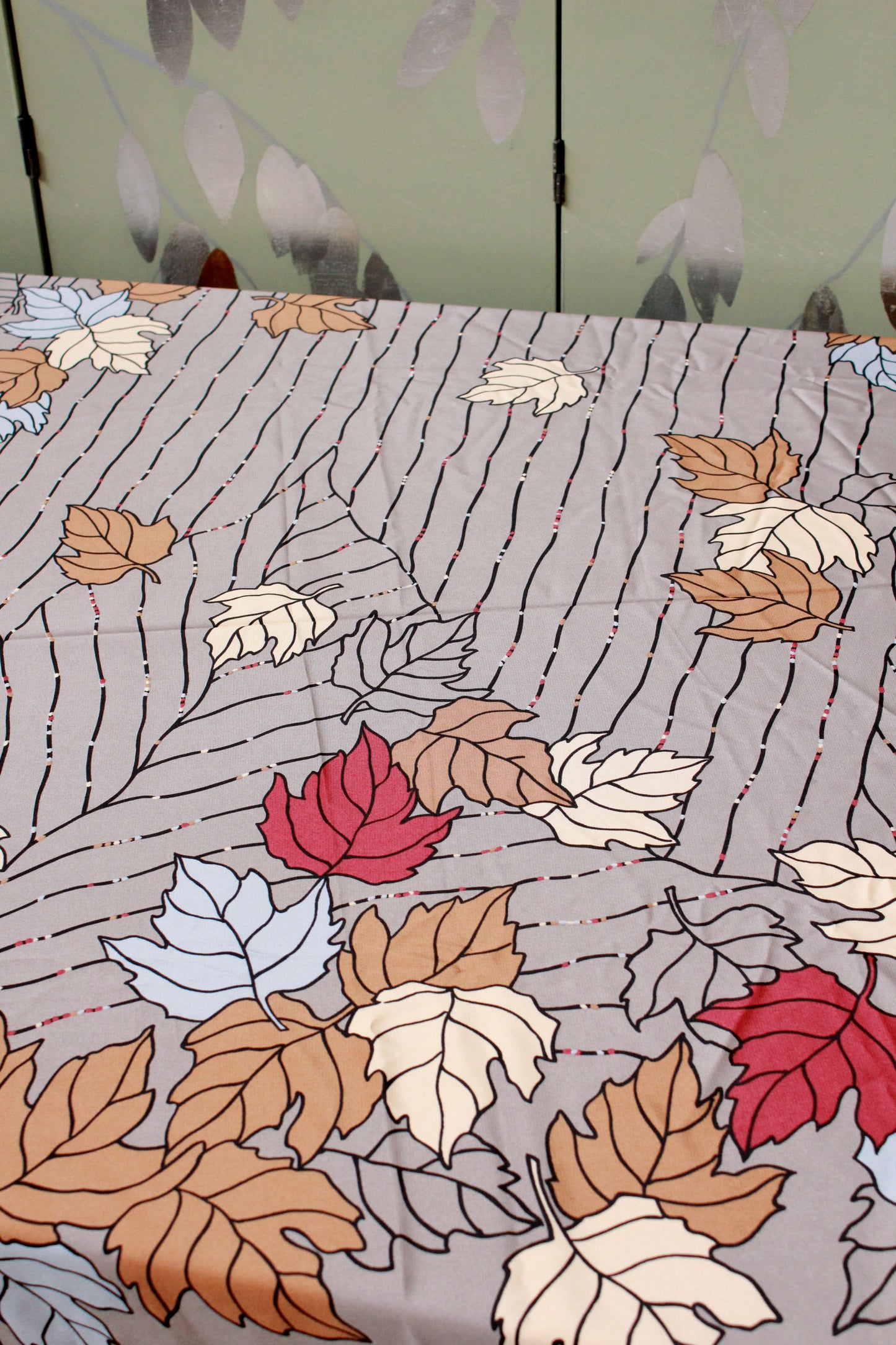 Vintage 1980s Taupe Autumnal Leaf Border Print 3.7 Yards