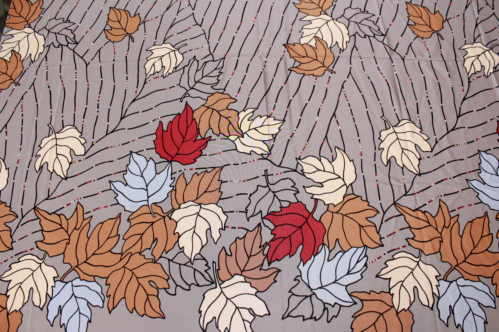 Vintage 1980s Taupe Autumnal Leaf Border Print 3.7 Yards