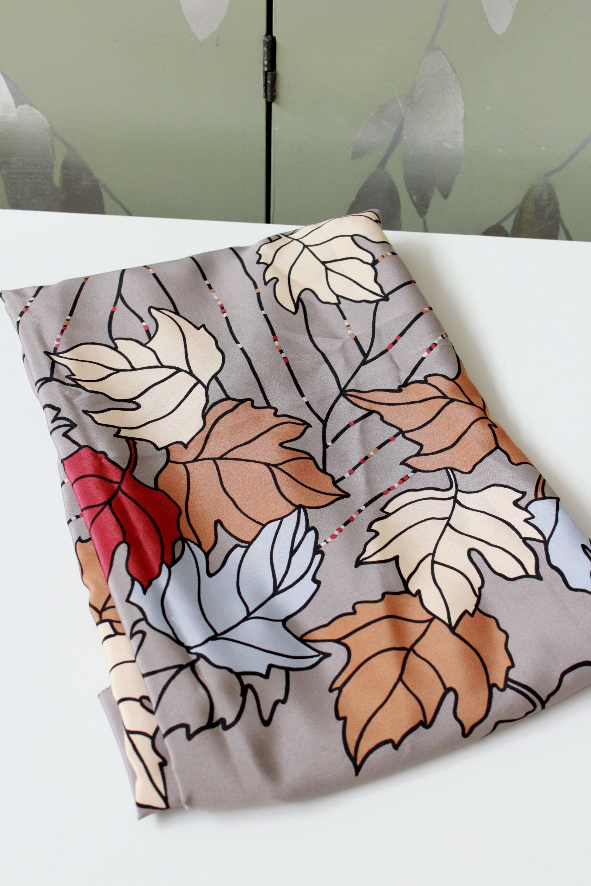 Vintage 1980s Taupe Autumnal Leaf Border Print 3.7 Yards