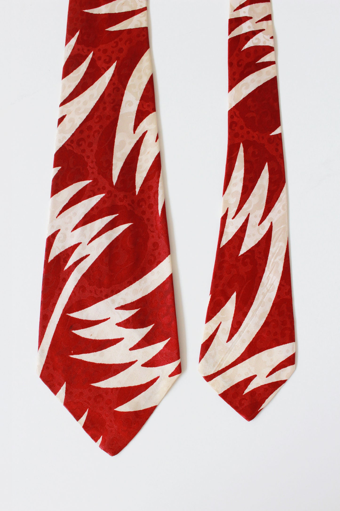 Vintage Late 1940s Red and Cream Rayon Tie With Zig Zag Pattern