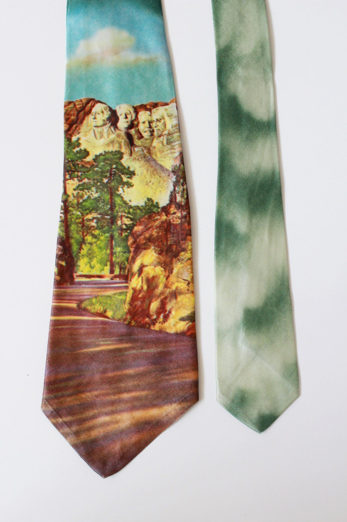 Vintage 1950s Mount Rushmore Photo Print Rayon Tie, Mid Century