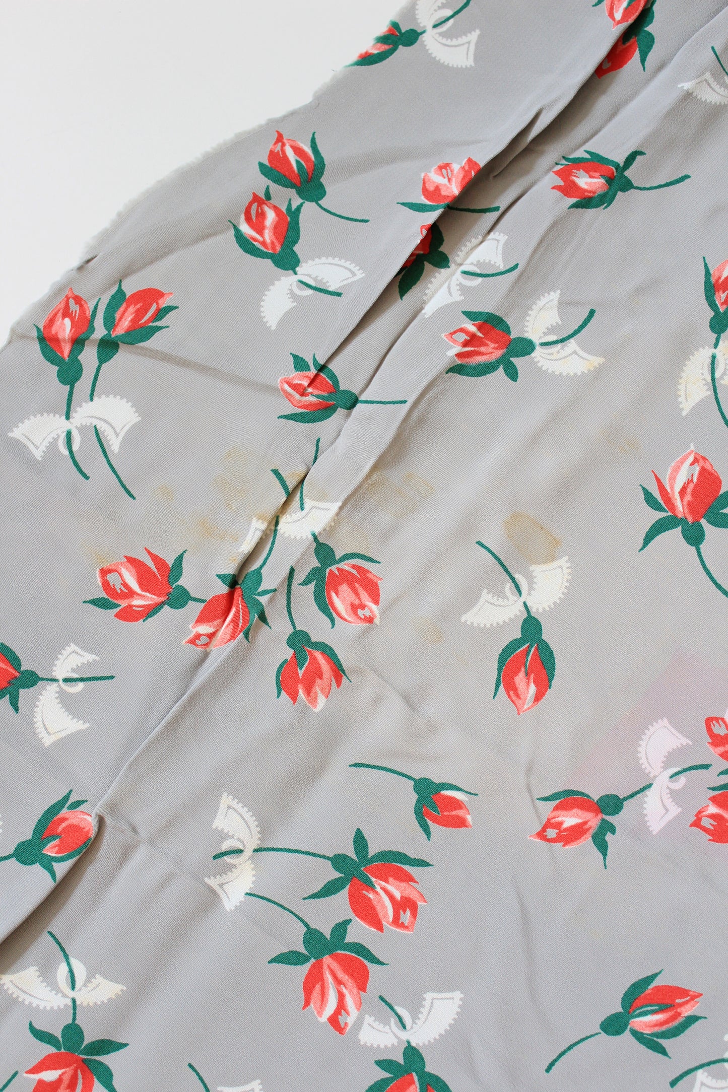 1940s Coral Tulips On Grey Rayon Summer Sewing Fabric, 2.8 Yards