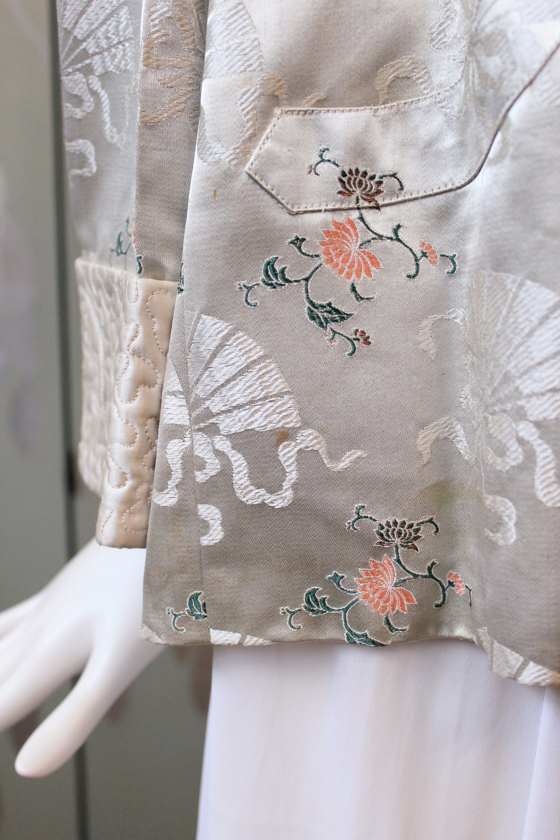 1950s Cream Structured Silk Robe With Chinese Fan And Lotus Flowers Pattern, Small