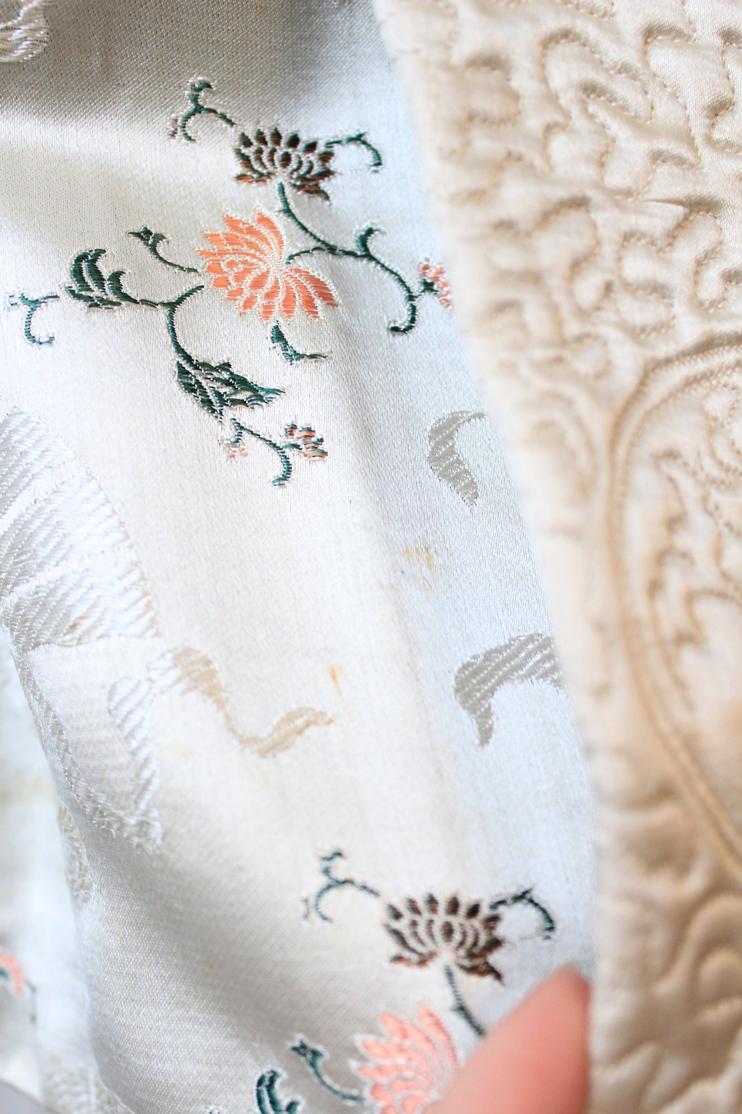 1950s Cream Structured Silk Robe With Chinese Fan And Lotus Flowers Pattern, Small