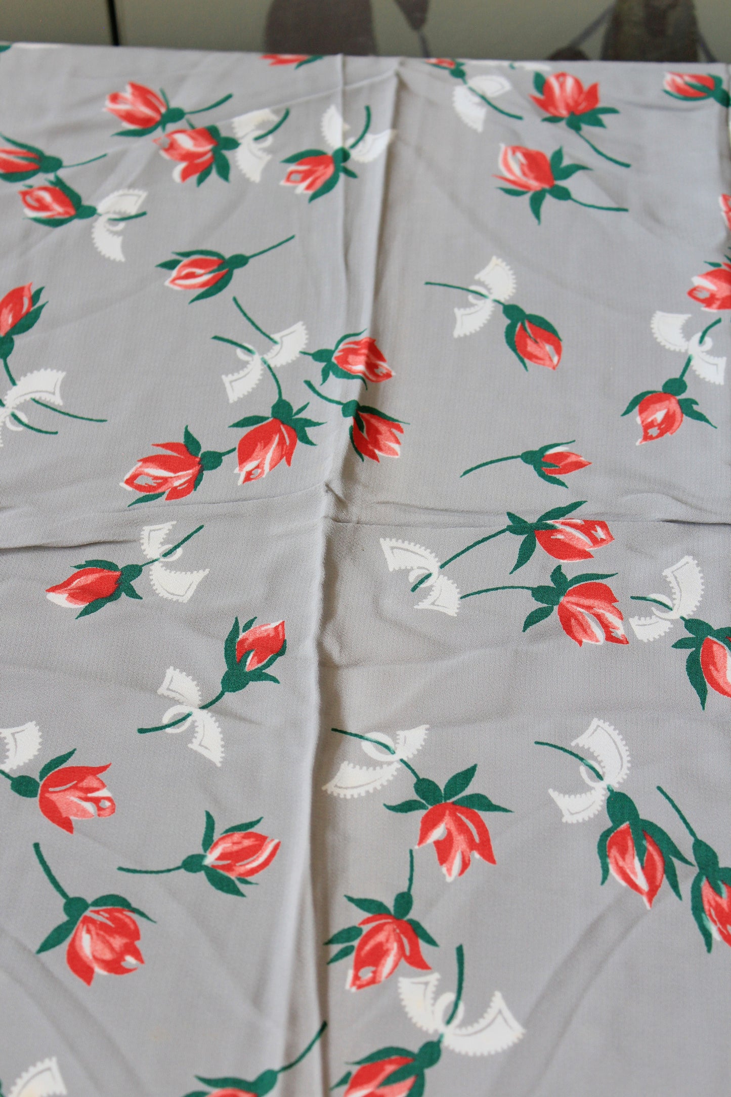 1940s Coral Tulips On Grey Rayon Summer Sewing Fabric, 2.8 Yards