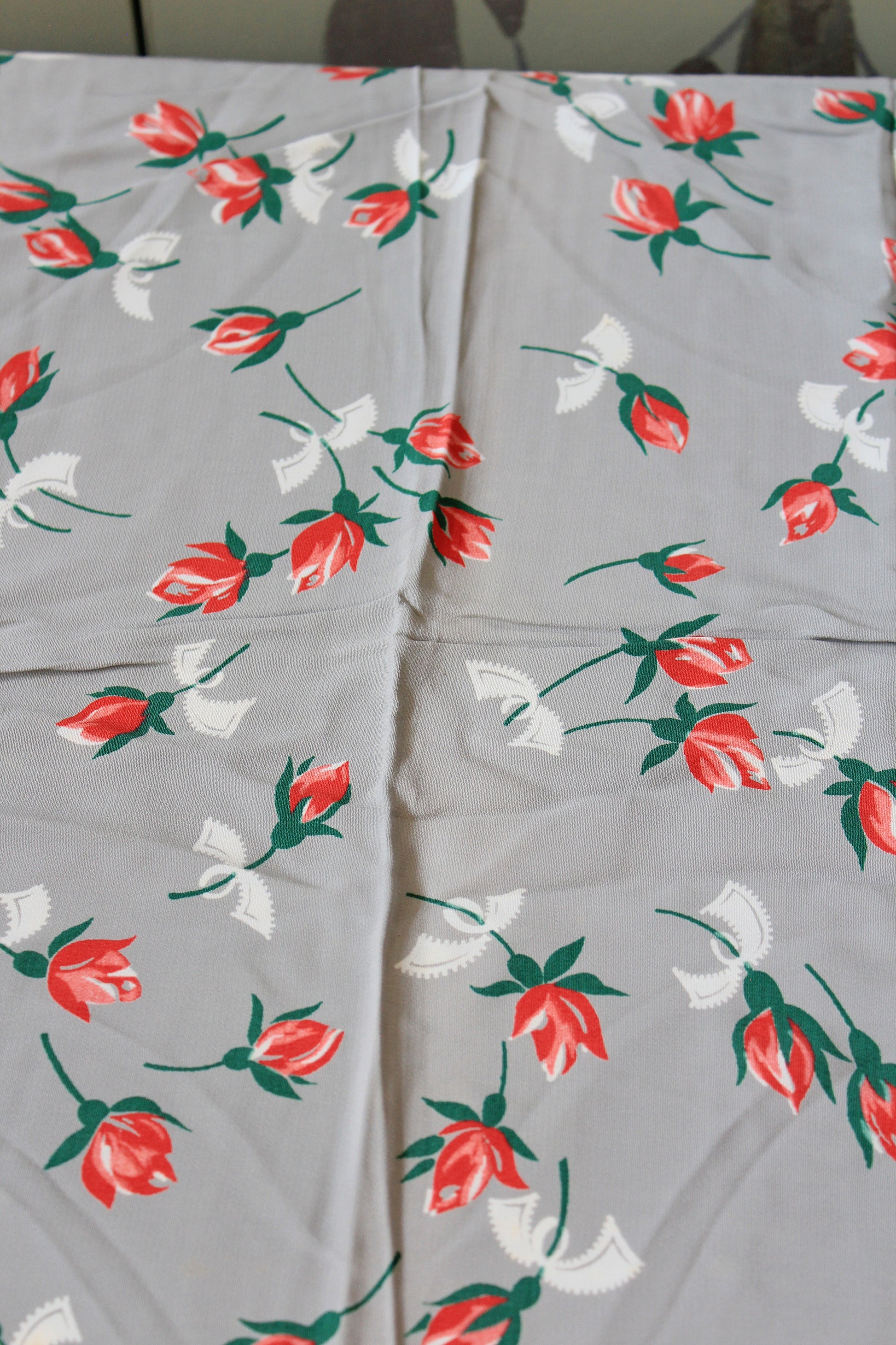1940s Coral Tulips On Grey Rayon Summer Sewing Fabric, 2.8 Yards