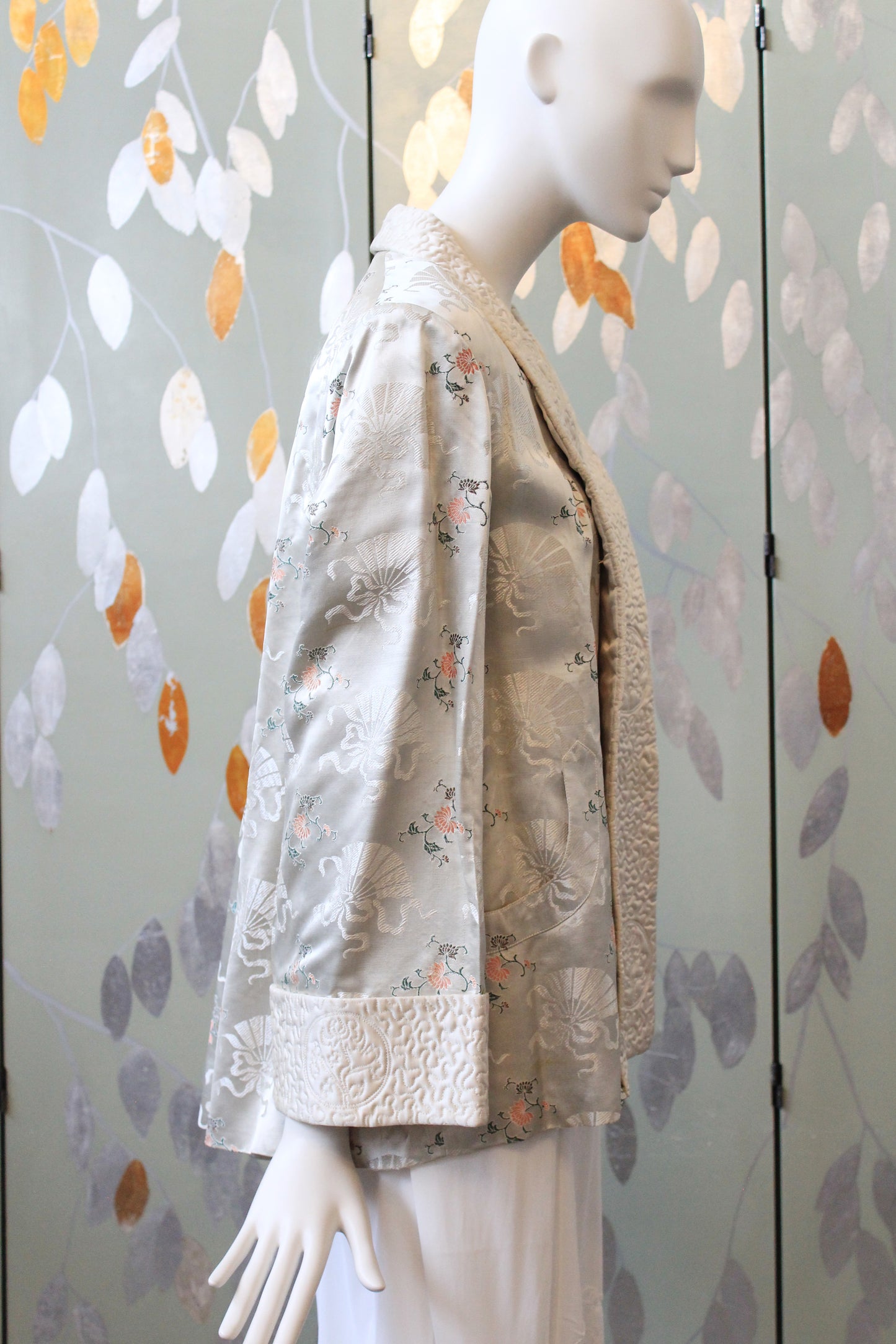 1950s Cream Structured Silk Robe With Chinese Fan And Lotus Flowers Pattern, Small