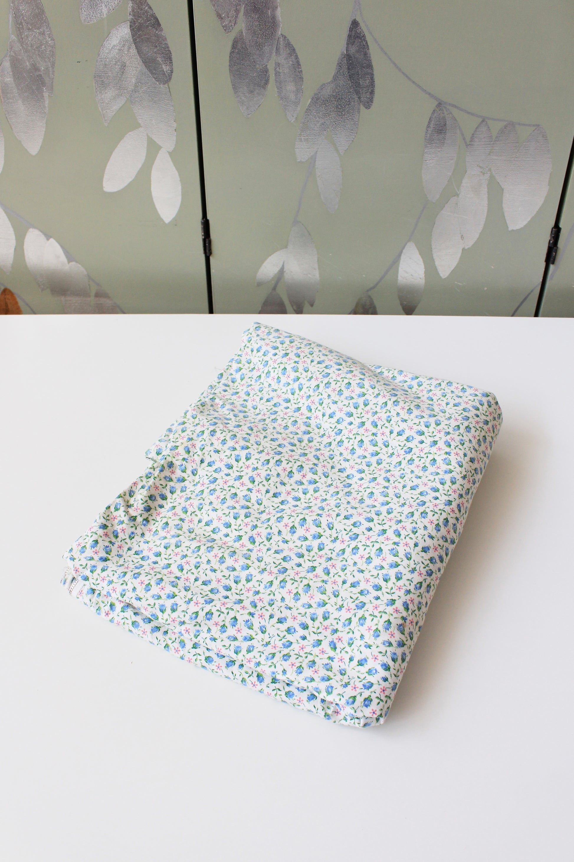 1950s White Pink/Blue Tulip Cotton Duvet Cover Sewing Fabric, Twin Bed, 4.6 yards