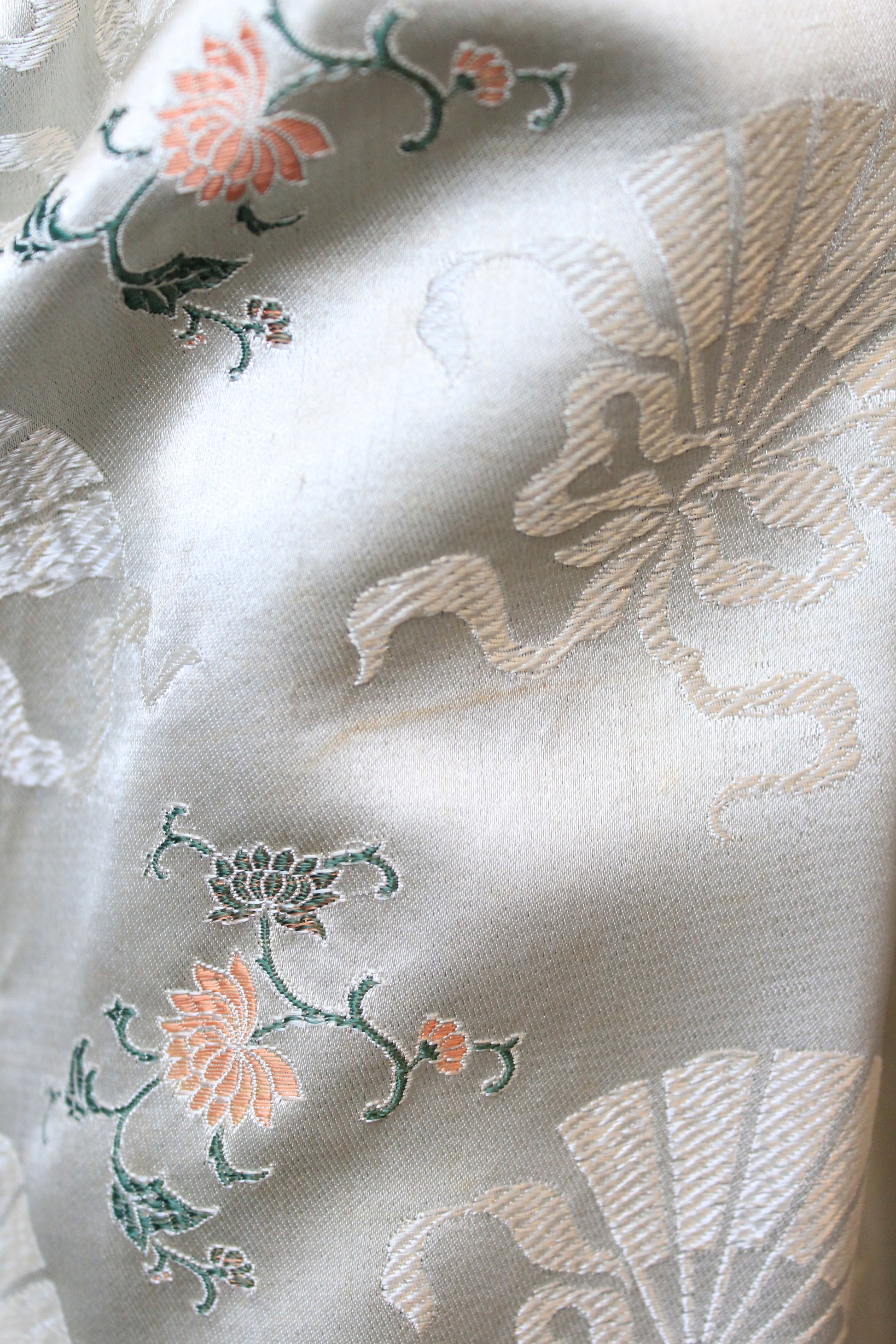 1950s Cream Structured Silk Robe With Chinese Fan And Lotus Flowers Pattern, Small