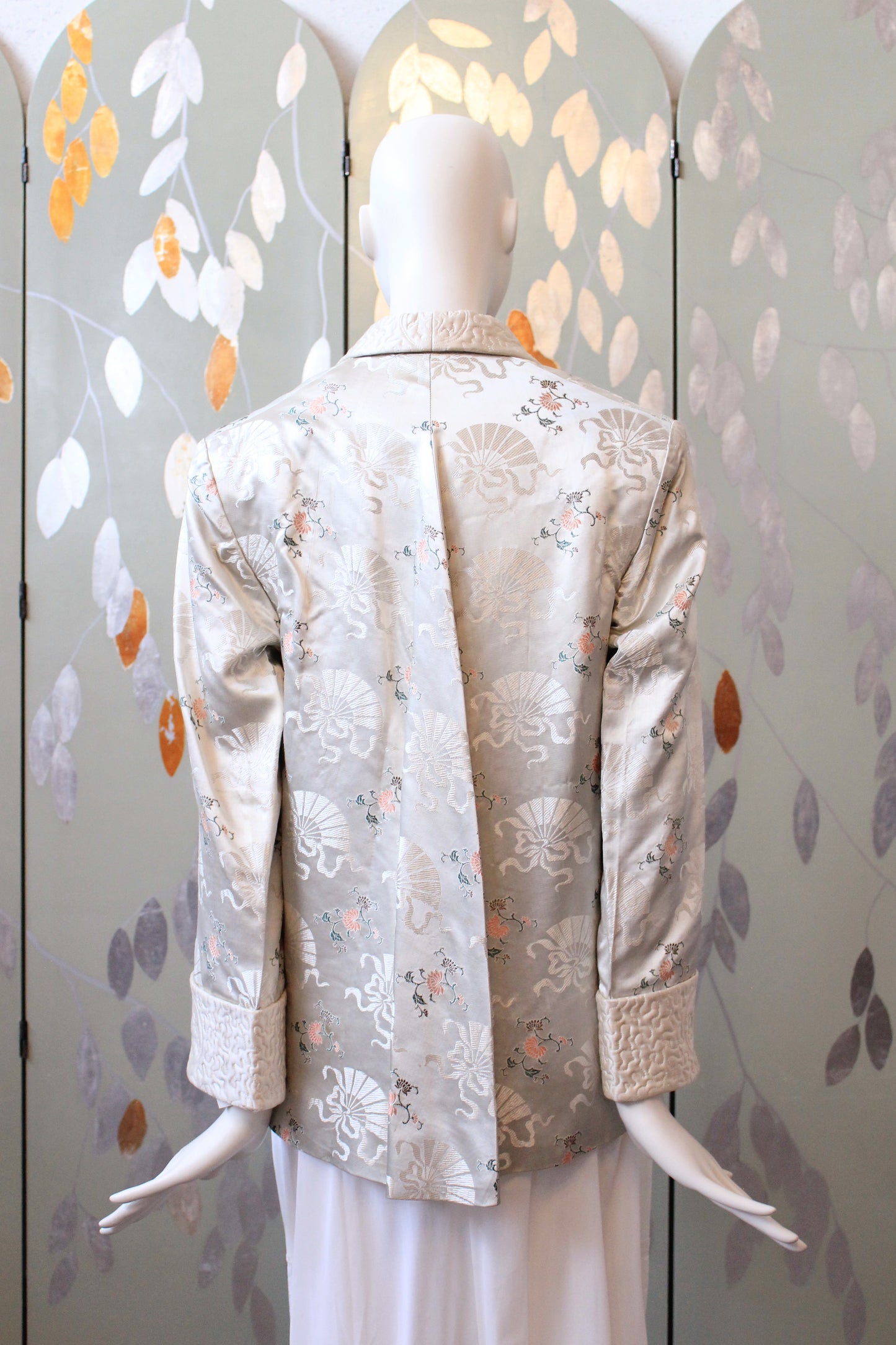 1950s Cream Structured Silk Robe With Chinese Fan And Lotus Flowers Pattern, Small