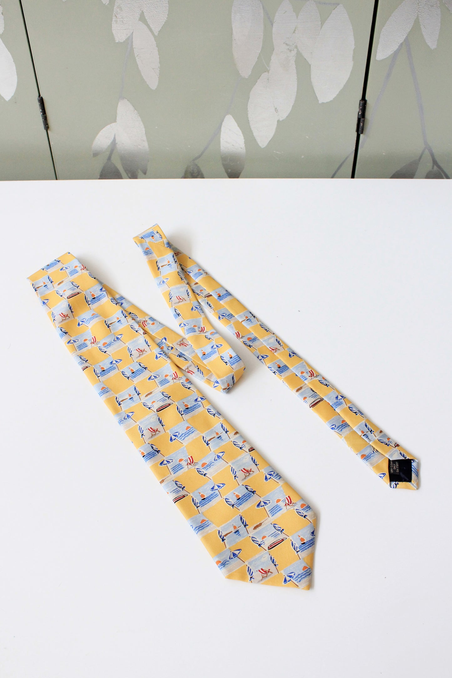 2000 Banana Republic Yellow Beach Scene Silk Summer Tie 