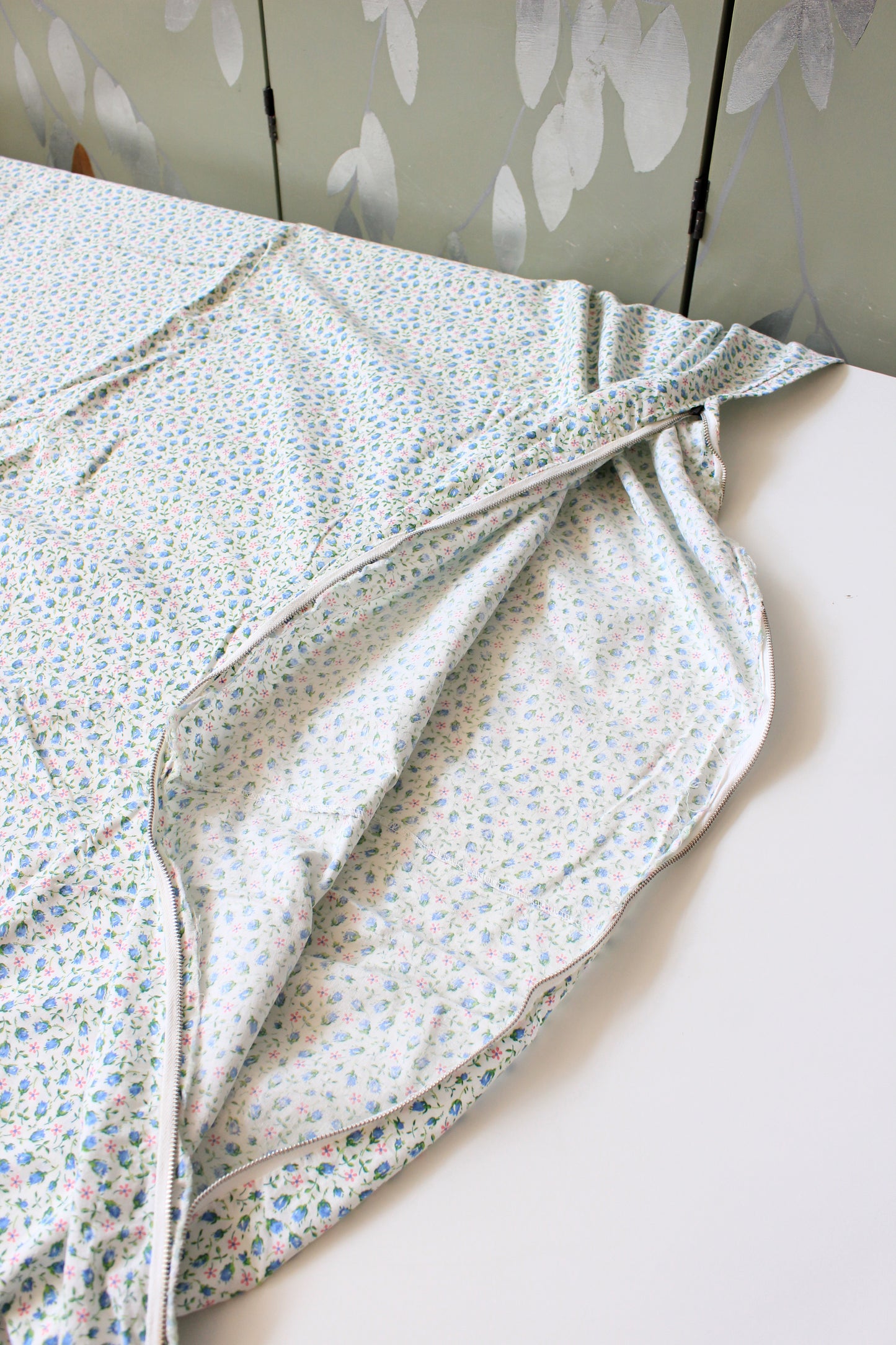 1950s White Pink/Blue Tulip Cotton Duvet Cover Sewing Fabric, Twin Bed, 4.6 yards