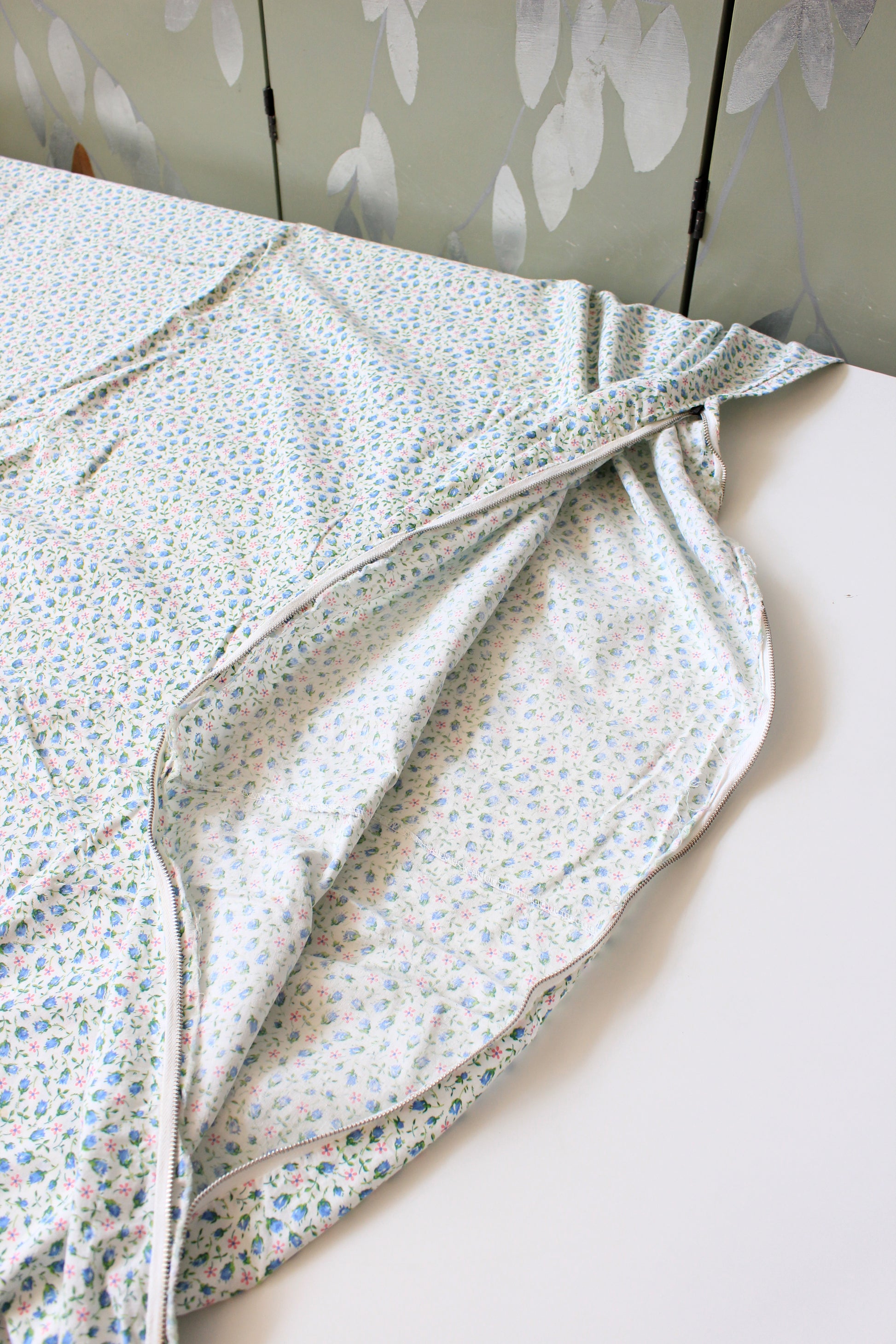 1950s White Pink/Blue Tulip Cotton Duvet Cover Sewing Fabric, Twin Bed, 4.6 yards