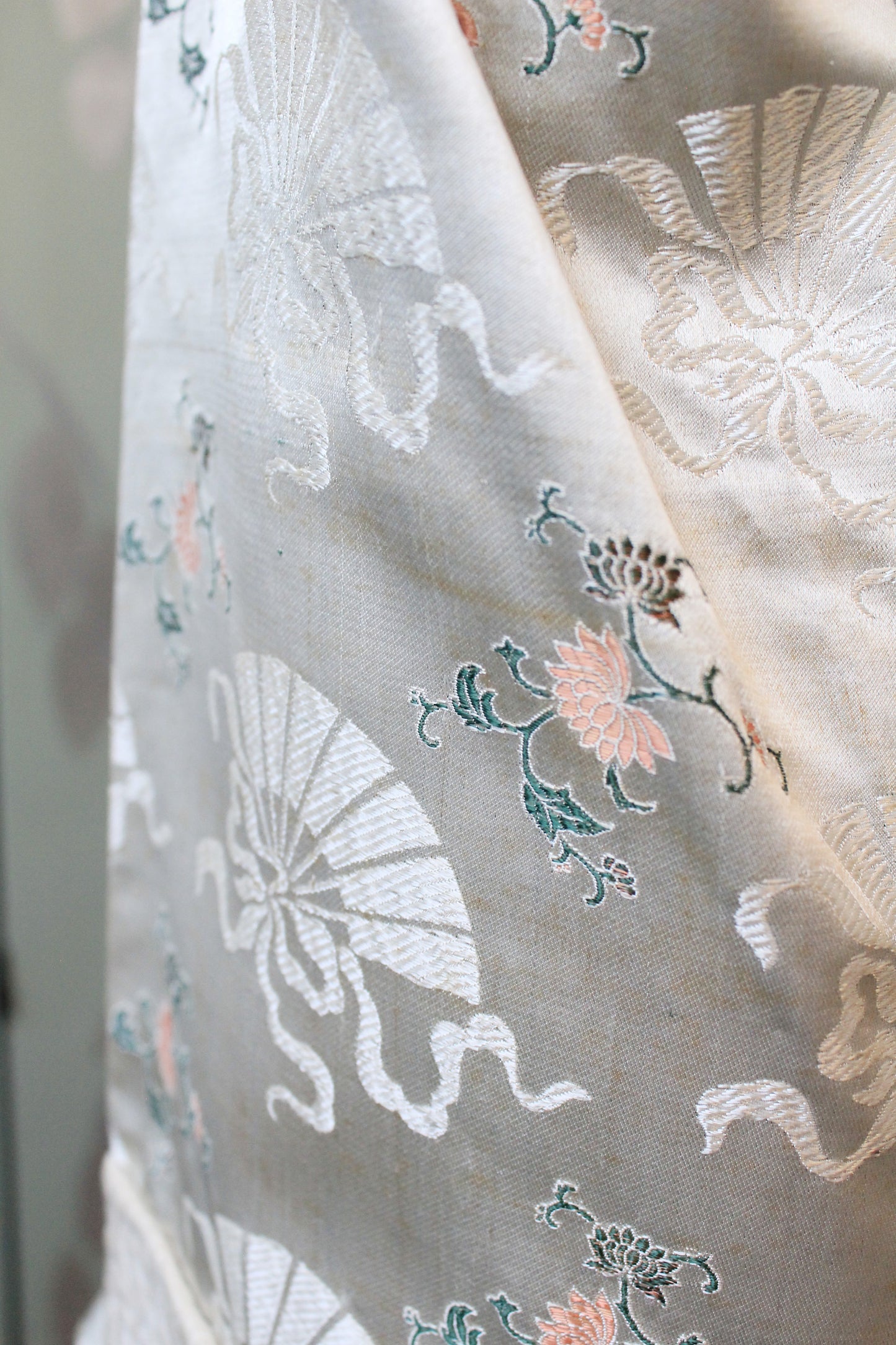 1950s Cream Structured Silk Robe With Chinese Fan And Lotus Flowers Pattern, Small