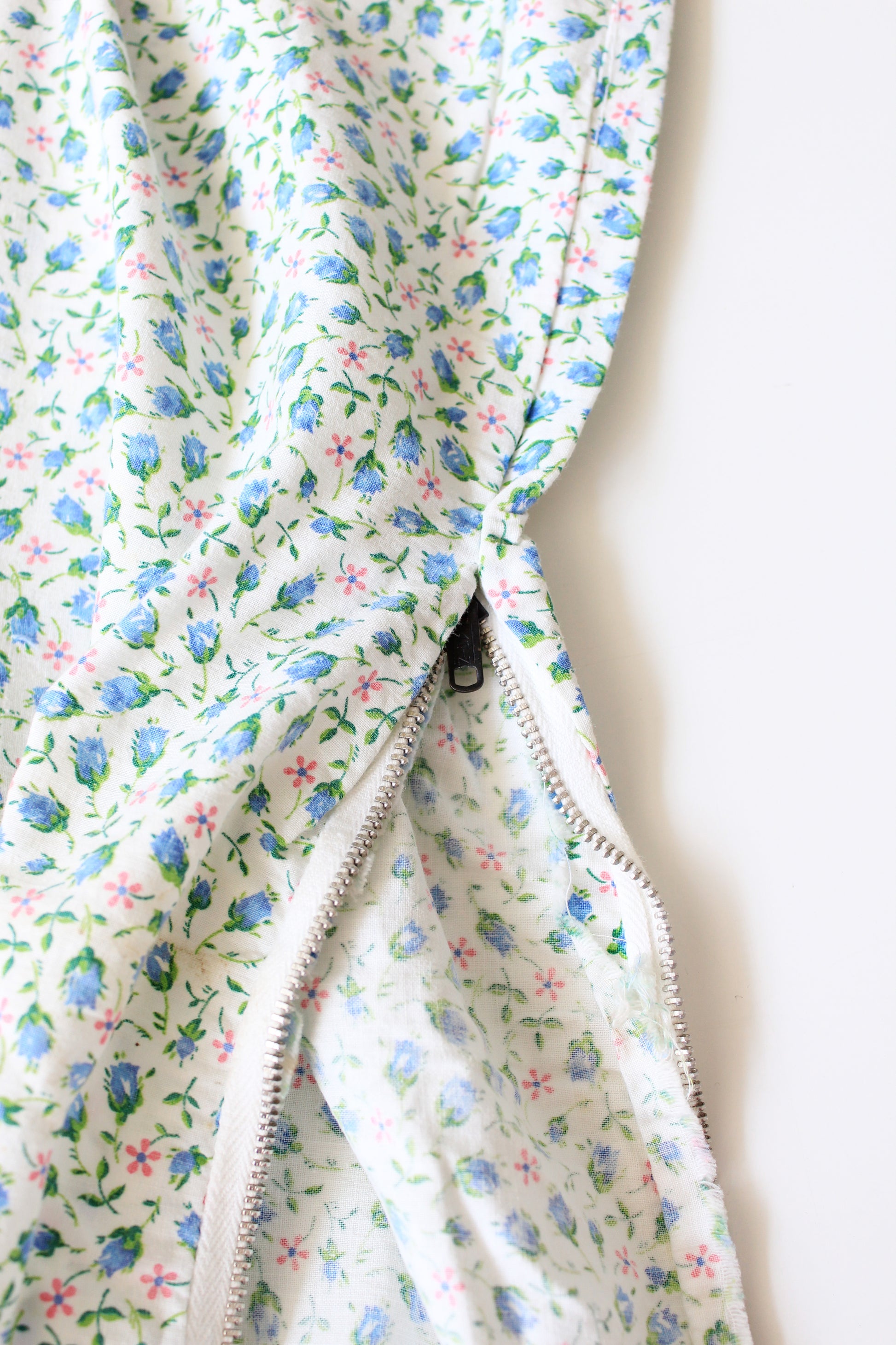 1950s White Pink/Blue Tulip Cotton Duvet Cover Sewing Fabric, Twin Bed, 4.6 yards