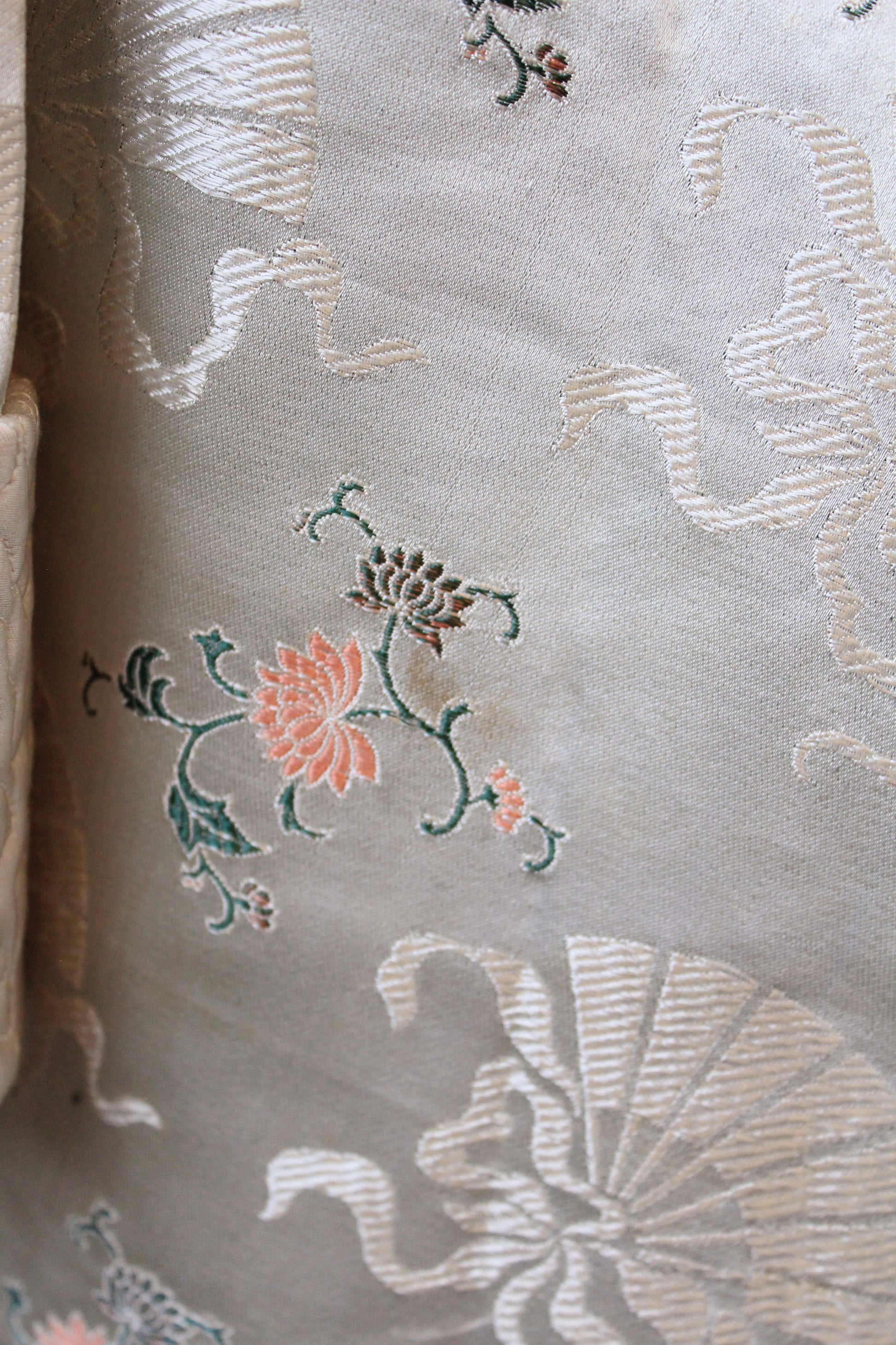 1950s Cream Structured Silk Robe With Chinese Fan And Lotus Flowers Pattern, Small