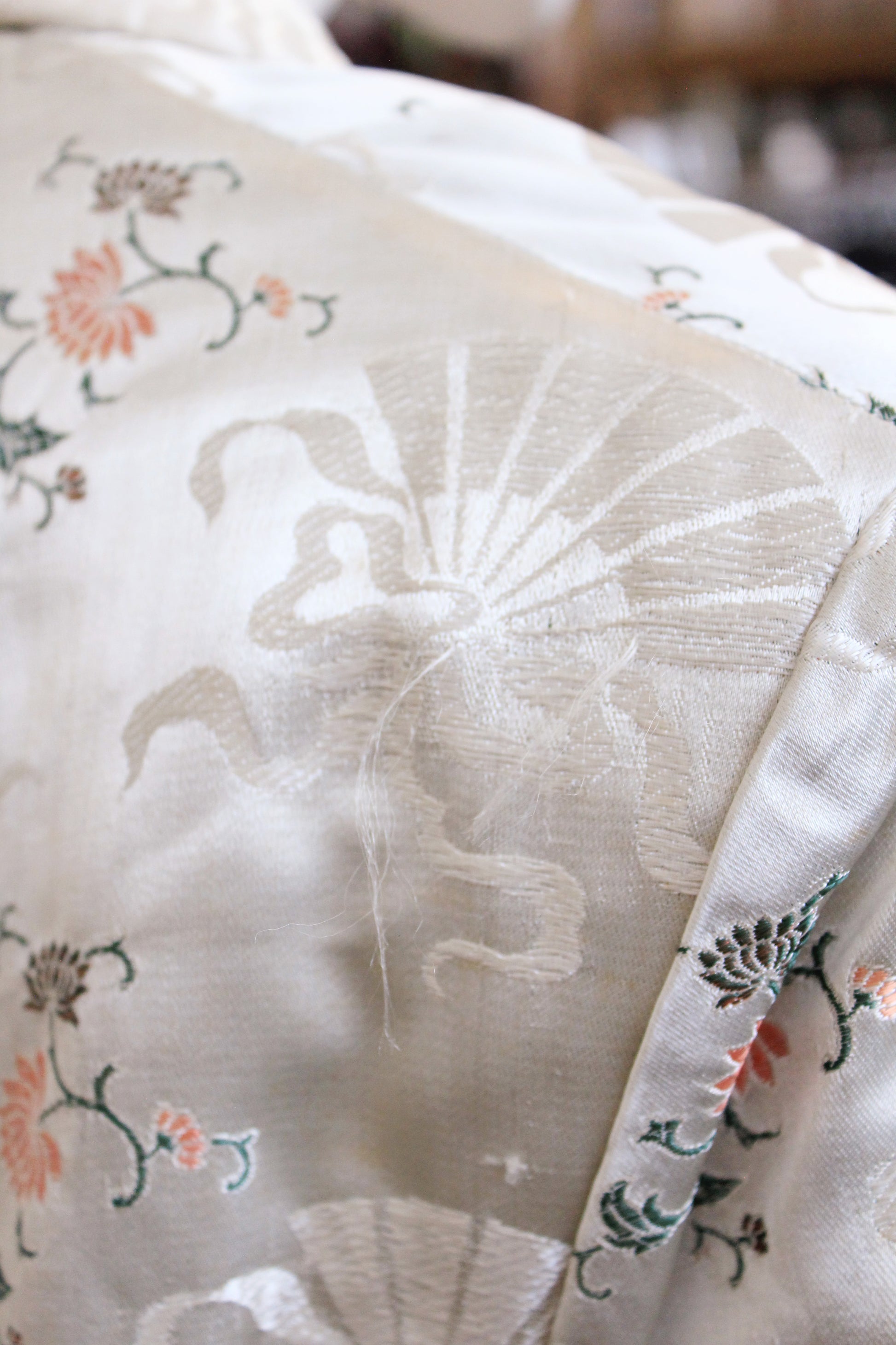 1950s Cream Structured Silk Robe With Chinese Fan And Lotus Flowers Pattern, Small