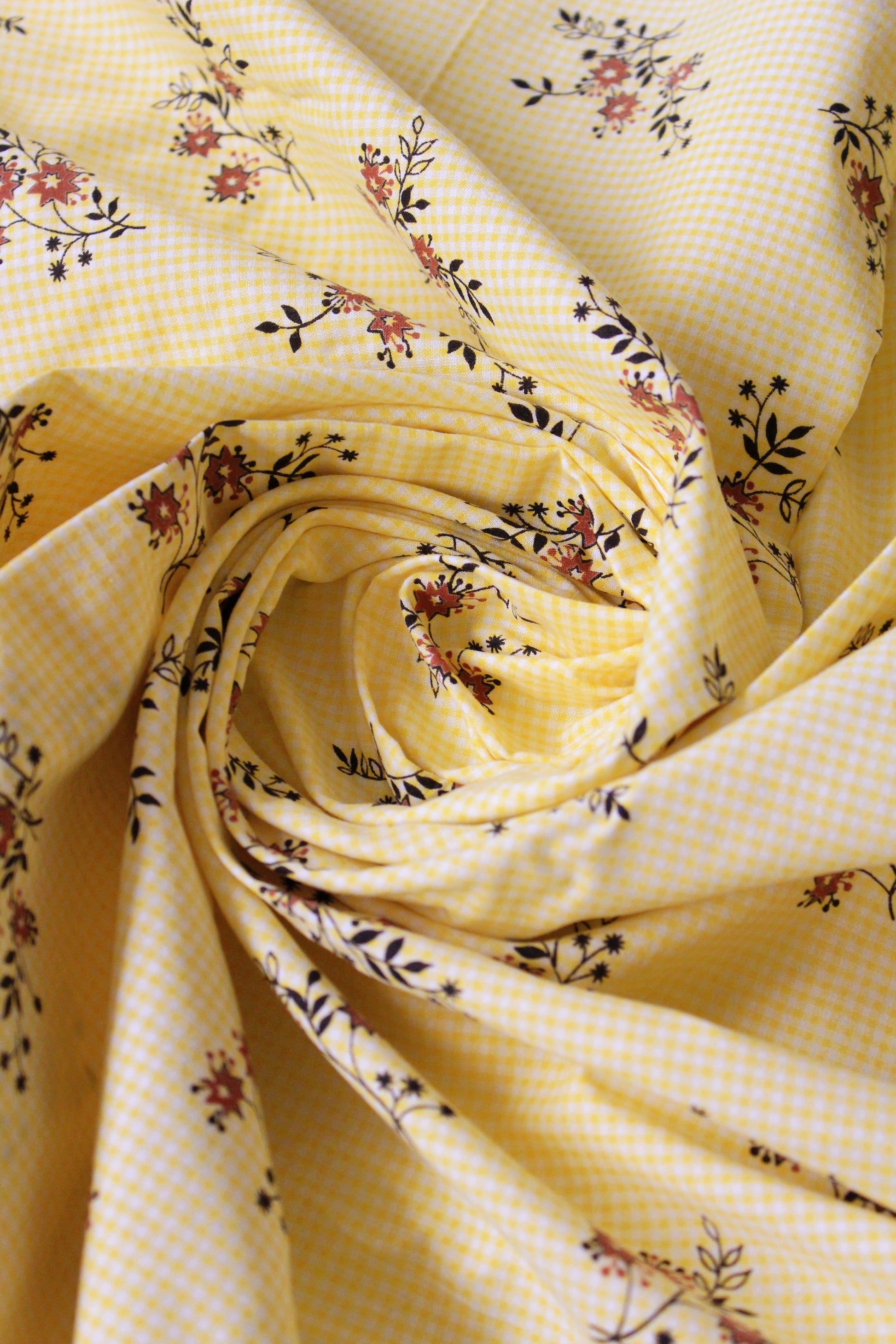  1960s Yellow And White Gingham Cotton Sewing Fabric With Red Flowers, 1.4