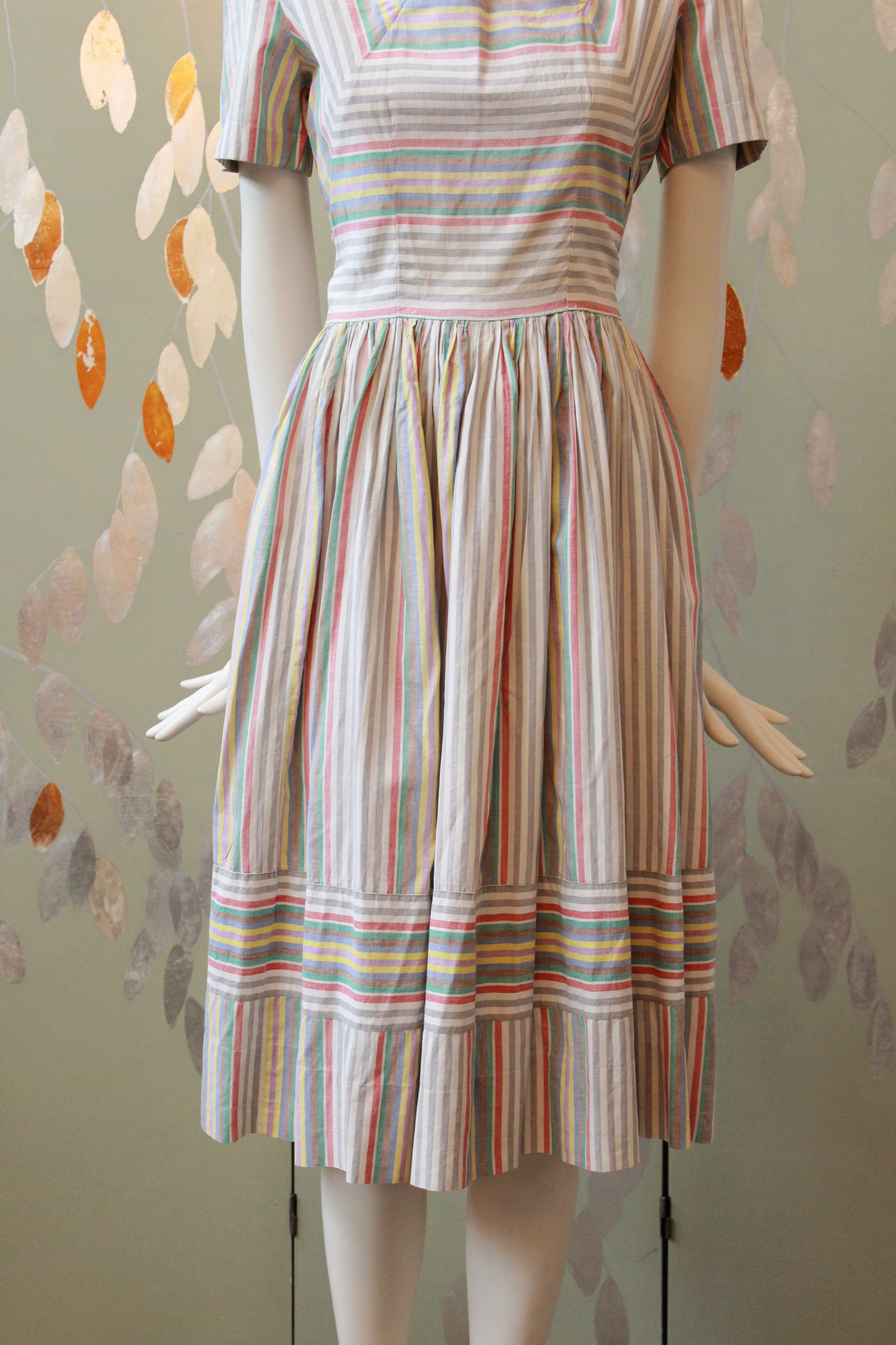 1940s Grey And White With Multicoloured Stripes Short Sleeve Cotton Dr – Ian Drummond Vintage