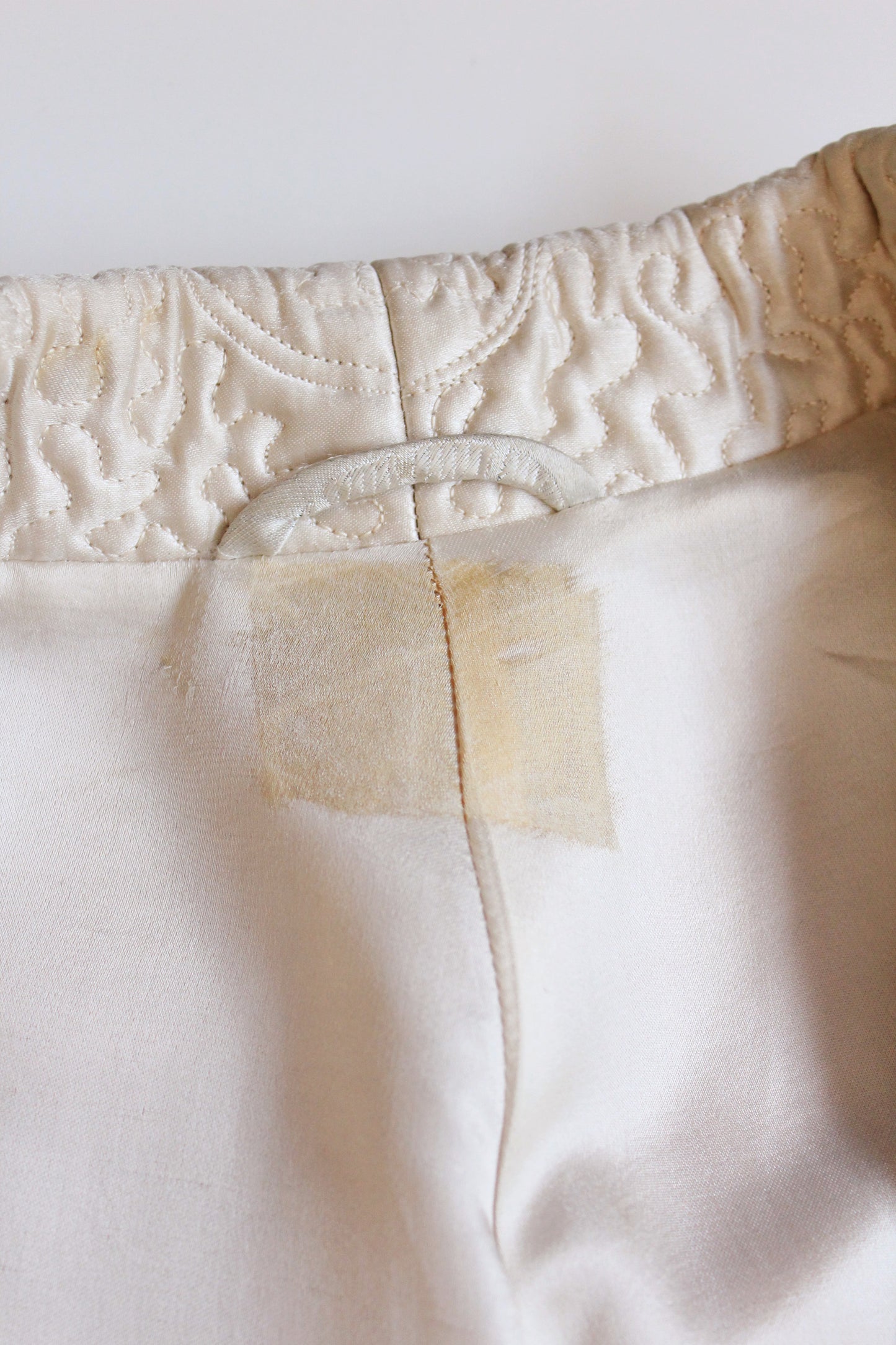 1950s Cream Structured Silk Robe With Chinese Fan And Lotus Flowers Pattern, Small