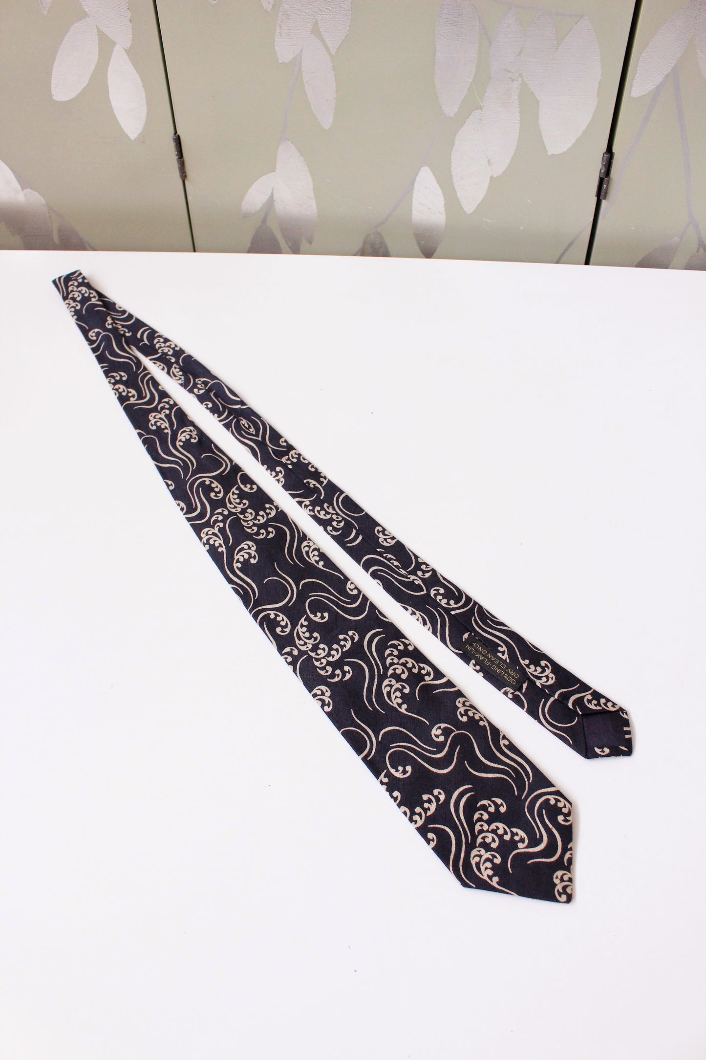 1990s Giorgio Armani Black And White Leaf Swirl Designer Tie