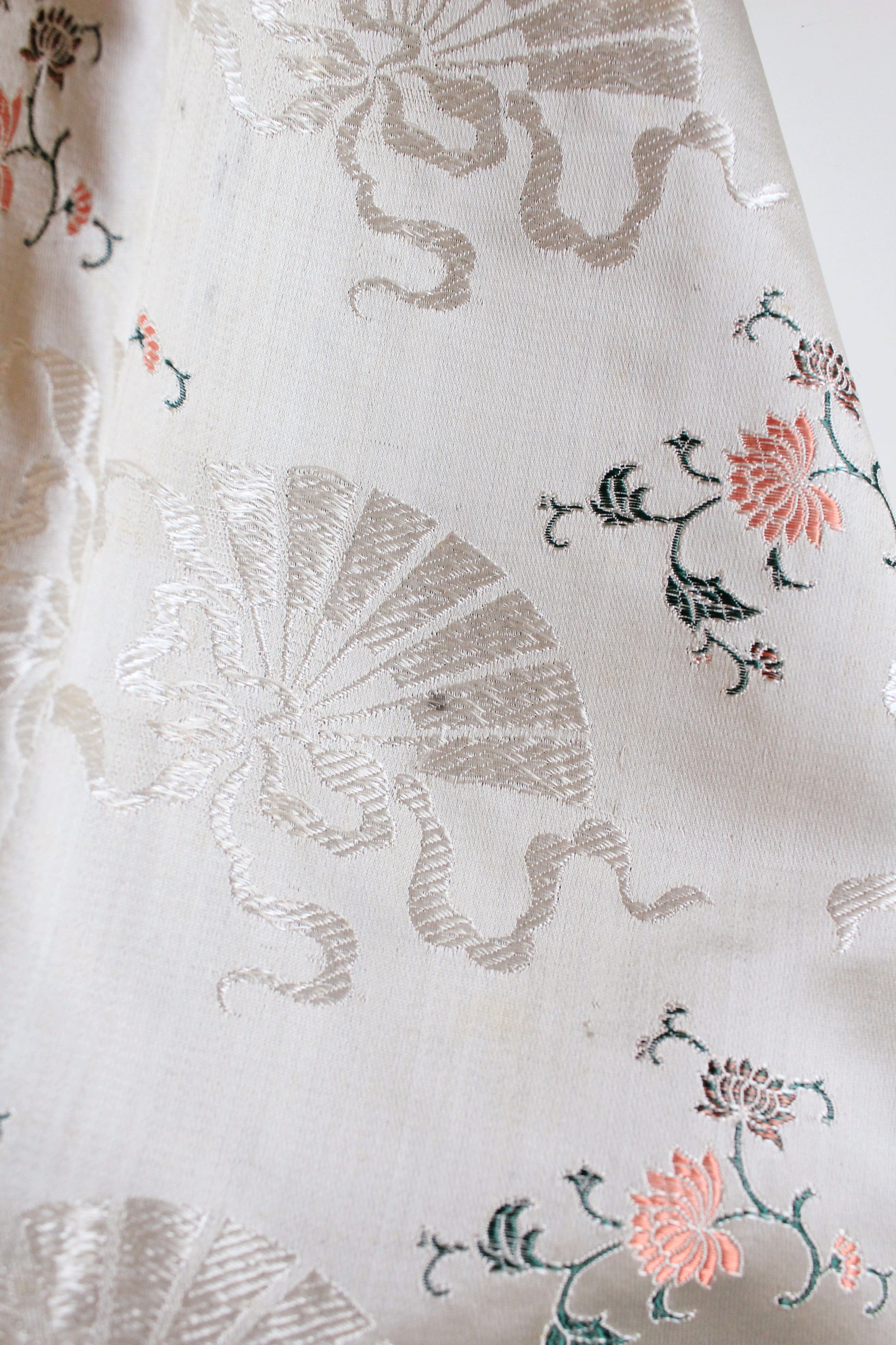 1950s Cream Structured Silk Robe With Chinese Fan And Lotus Flowers Pattern, Small