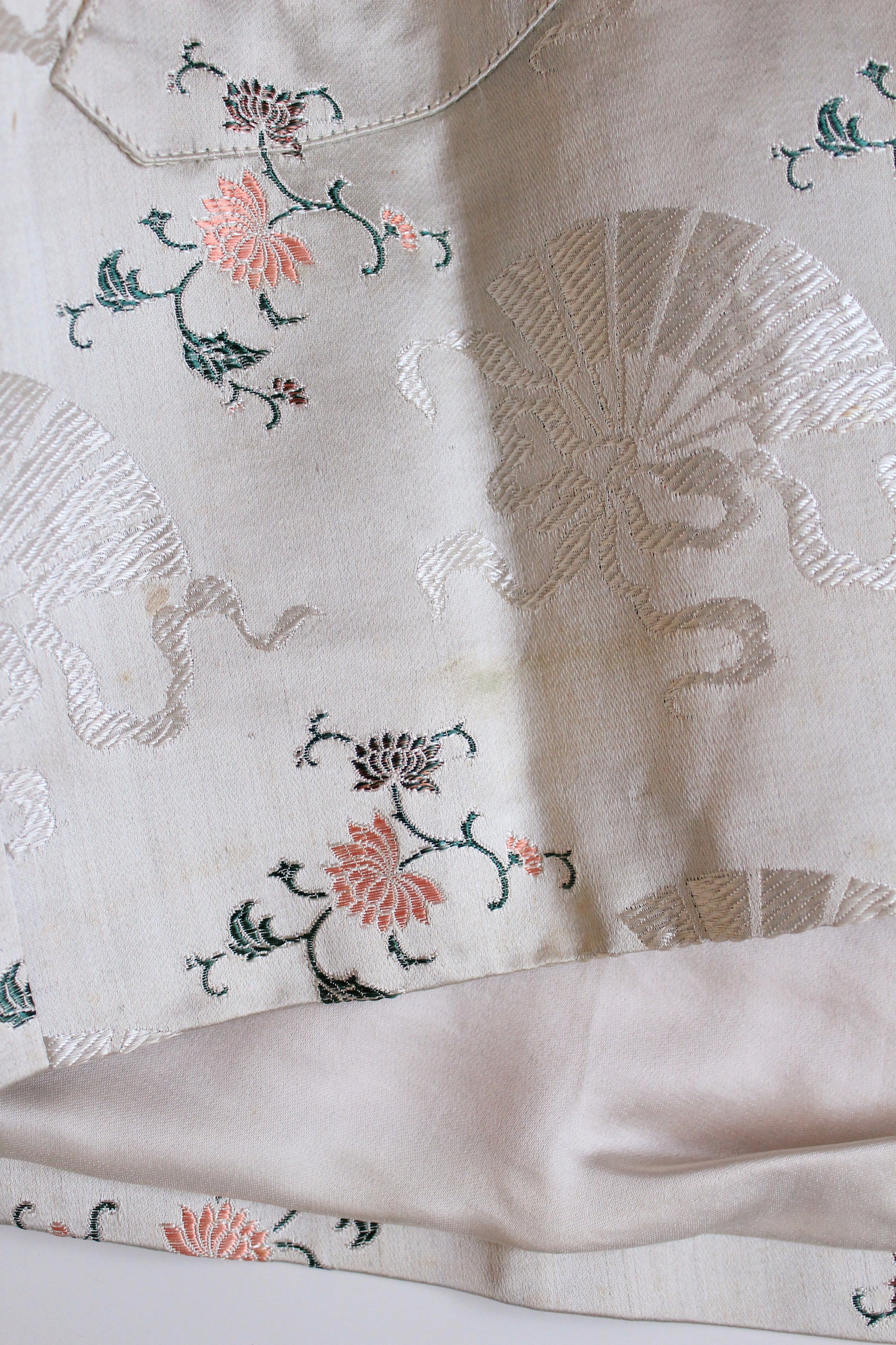 1950s Cream Structured Silk Robe With Chinese Fan And Lotus Flowers Pattern, Small