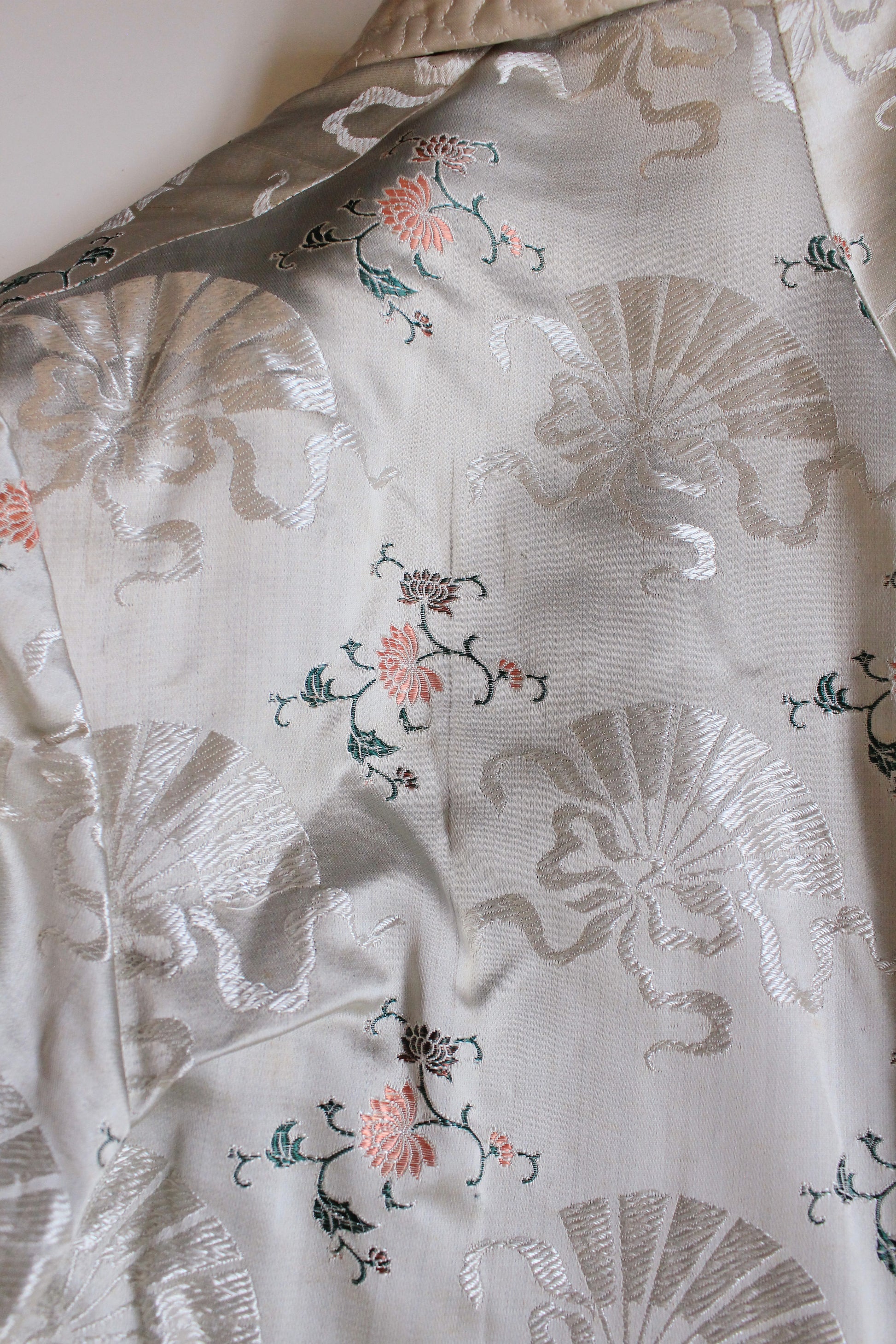 1950s Cream Structured Silk Robe With Chinese Fan And Lotus Flowers Pattern, Small