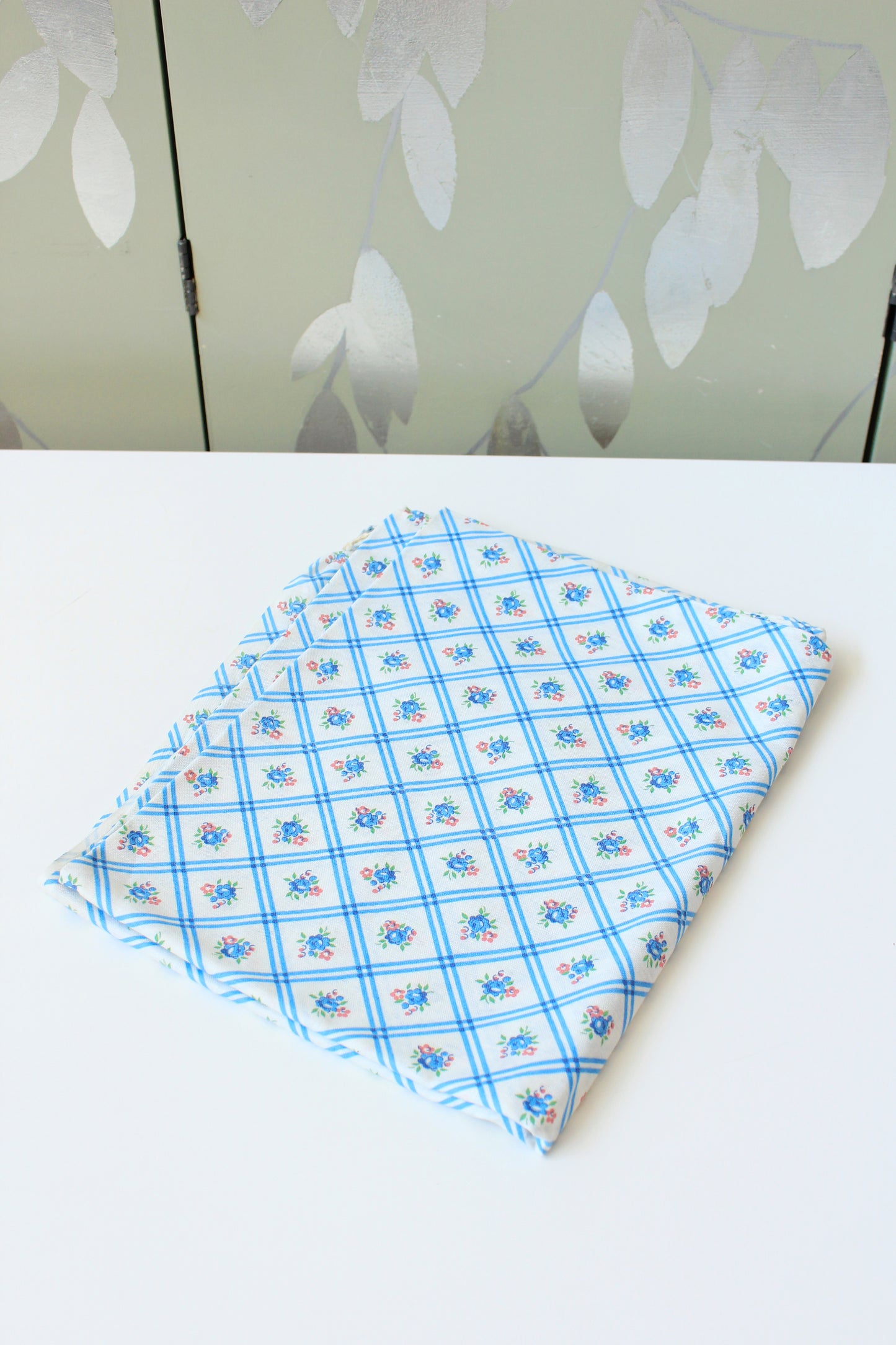 1940s Light Blue And White Floral Grid Feedsack, Vintage Summer Sewing/Quilting Fabric
