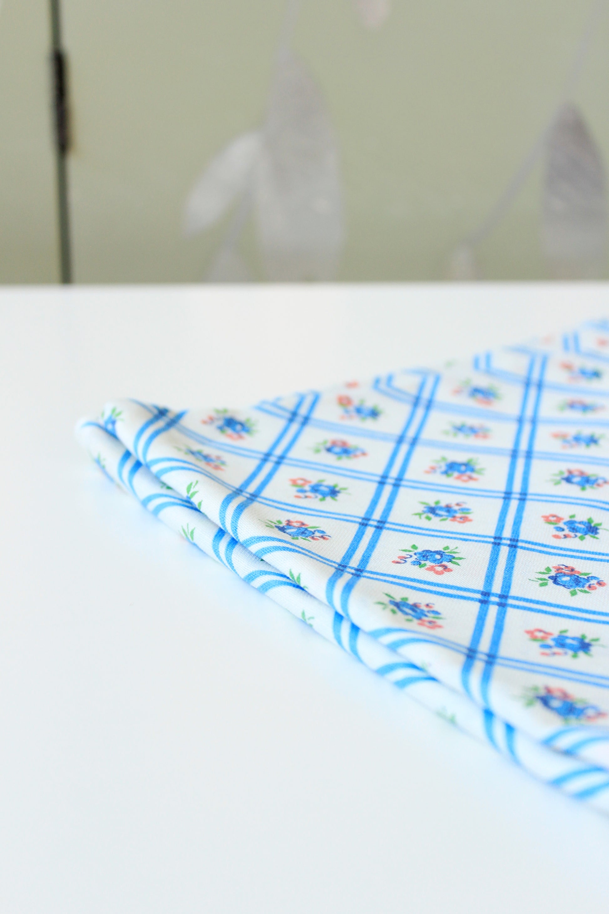 1940s Light Blue And White Floral Grid Feedsack, Vintage Summer Sewing/Quilting Fabric