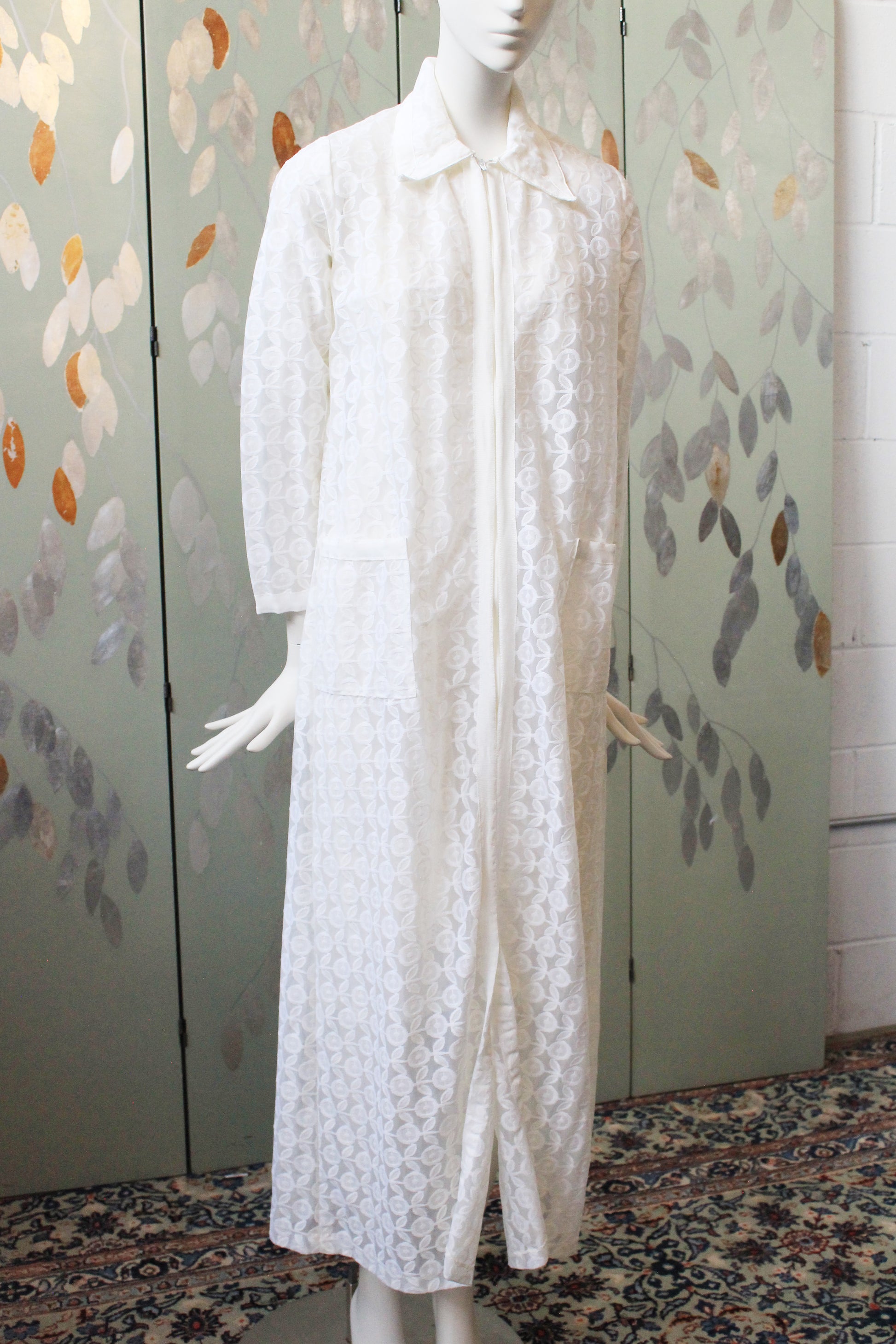 1970s Long Semi Sheer Simple Flower White Robe, Small
