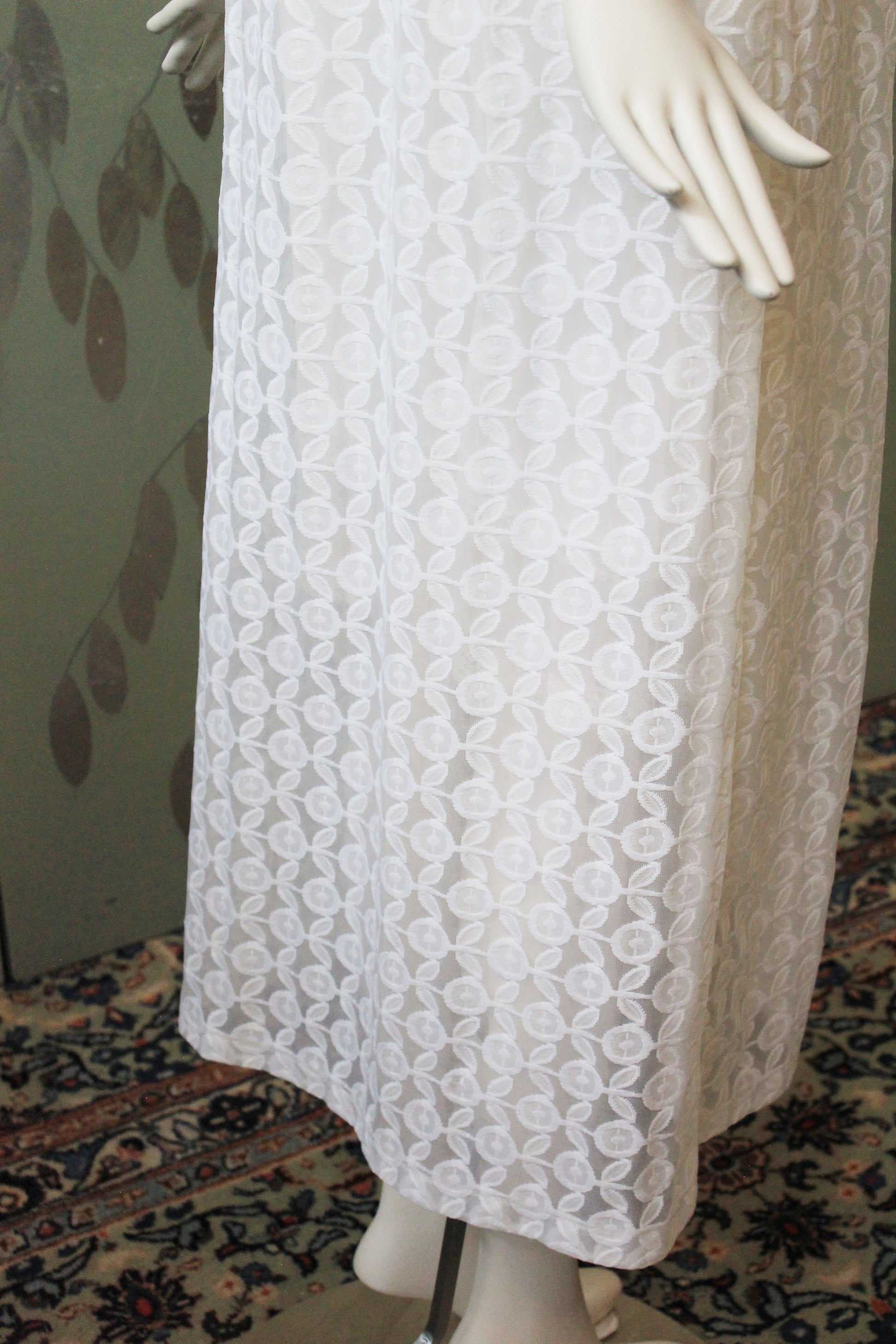 1970s Long Semi Sheer Simple Flower White Robe, Small