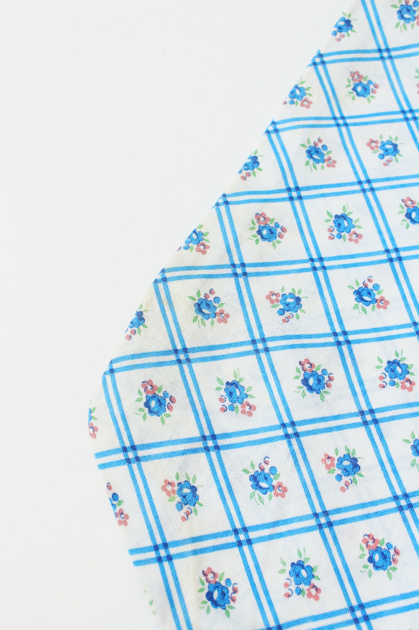 1940s Light Blue And White Floral Grid Feedsack, Vintage Summer Sewing/Quilting Fabric